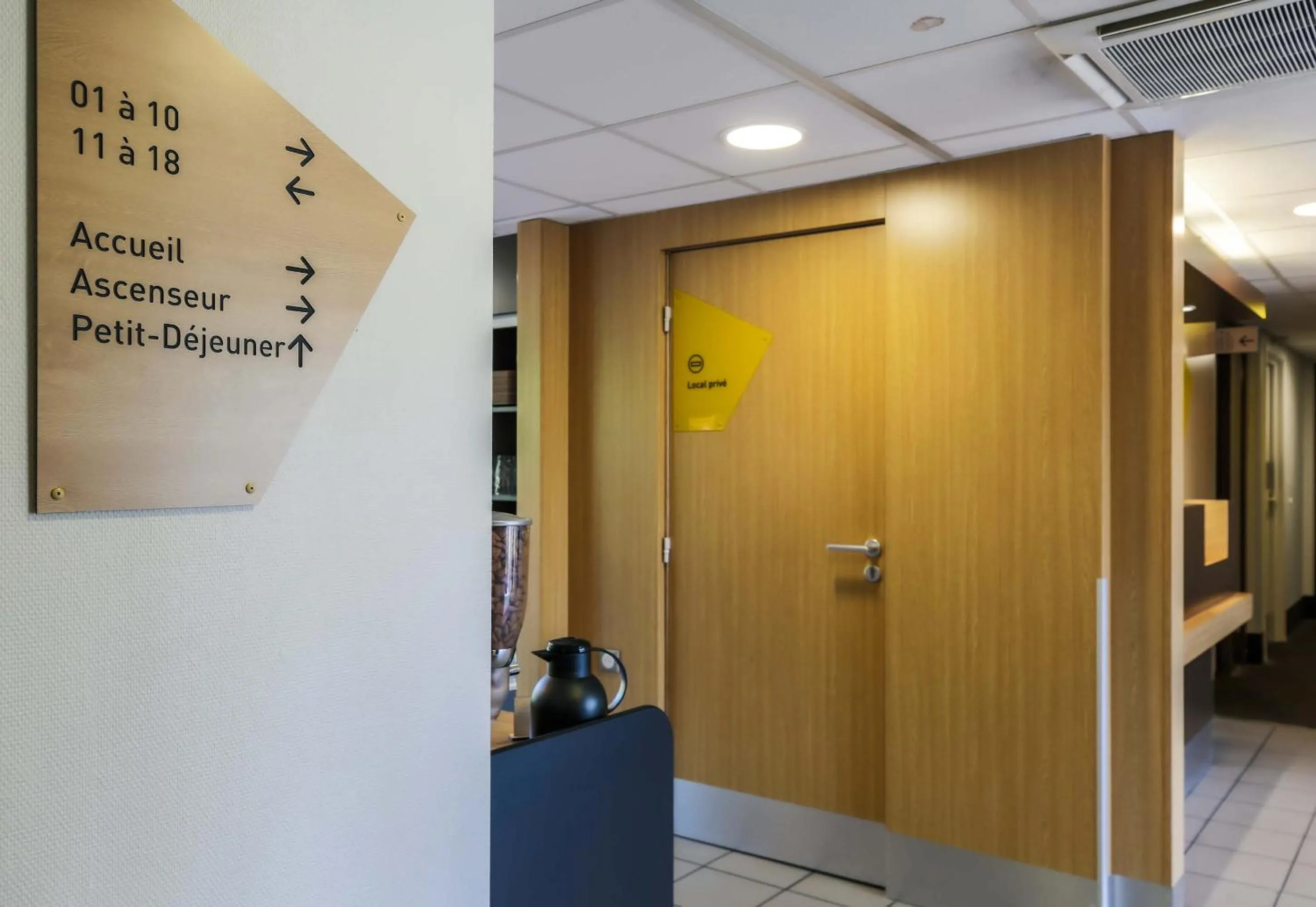 Lobby or reception in B&B HOTEL Freyming-Merlebach