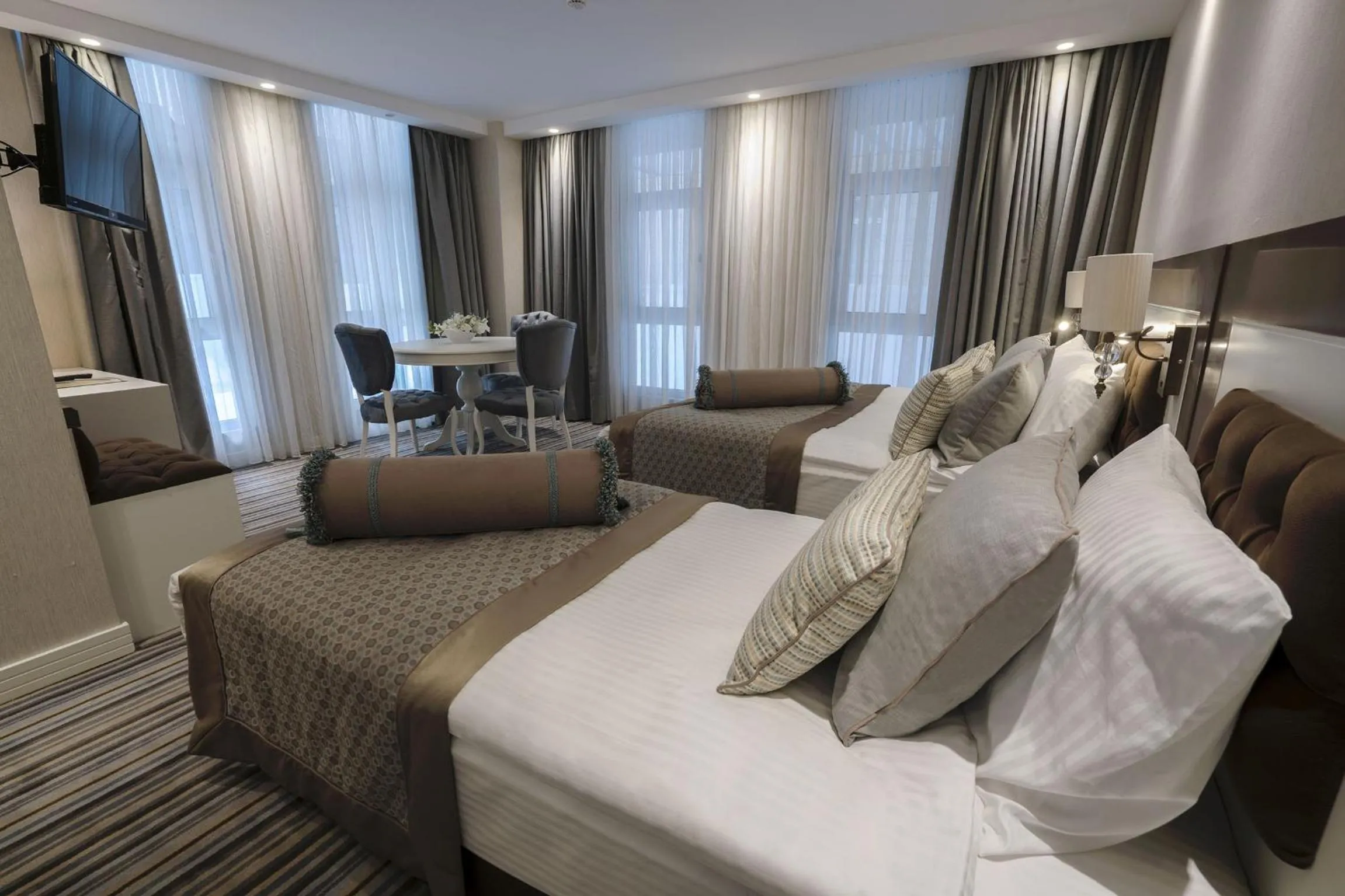 Photo of the whole room, Bed in Seven Deep Hotel