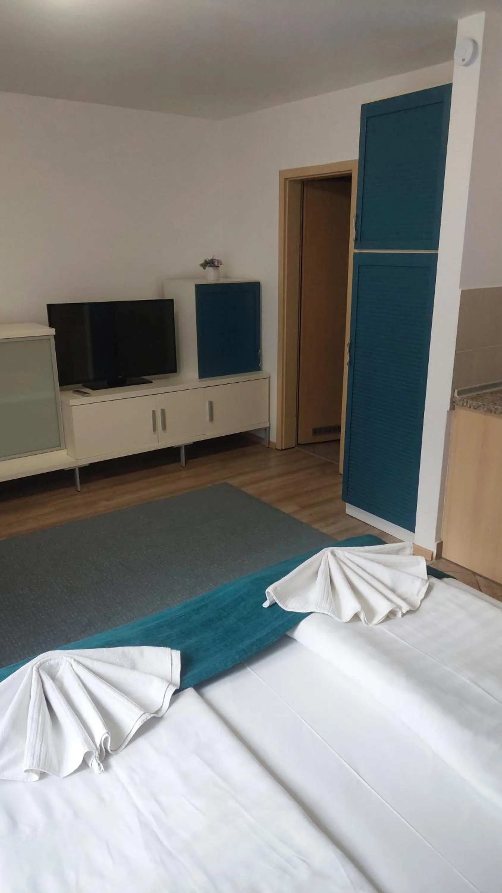 TV and multimedia, Bed in Mango Apartments