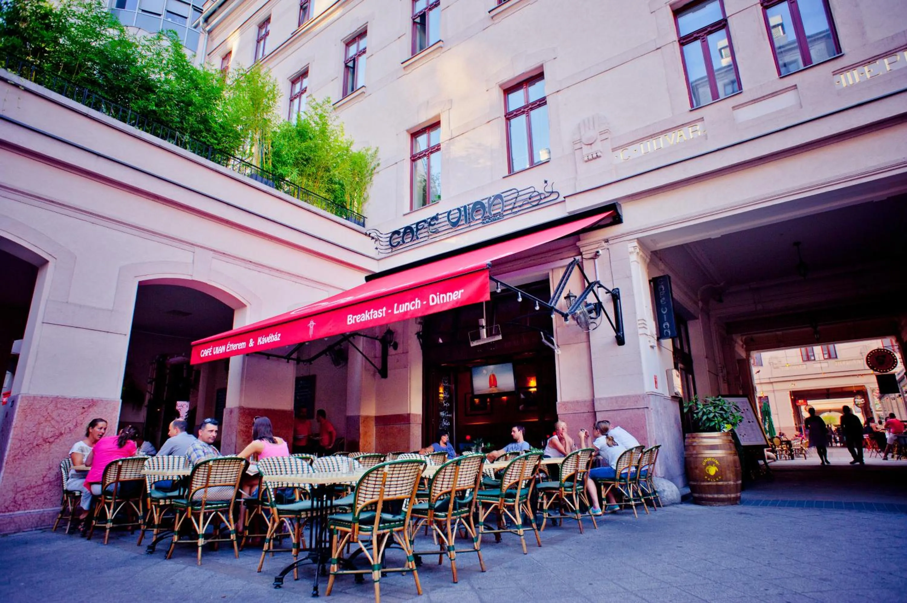 Restaurant/places to eat in Mango Apartments