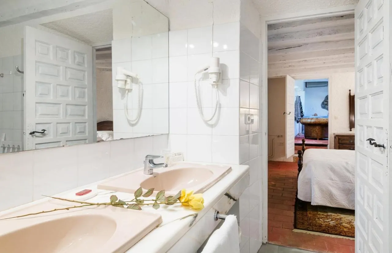 Bathroom, Bed in Els Caçadors de Maçanet