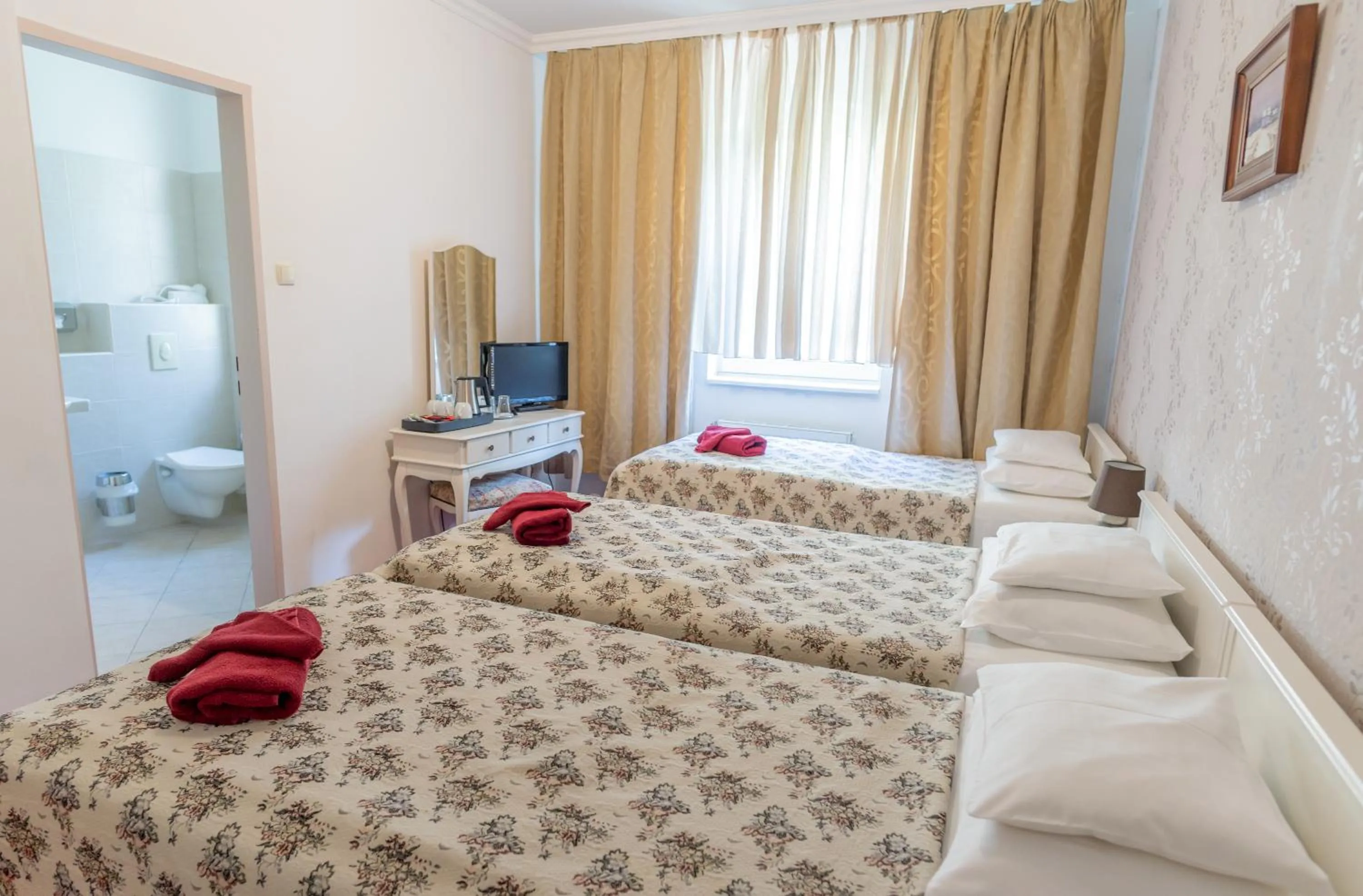 Photo of the whole room, Bed in Walzer Hotel