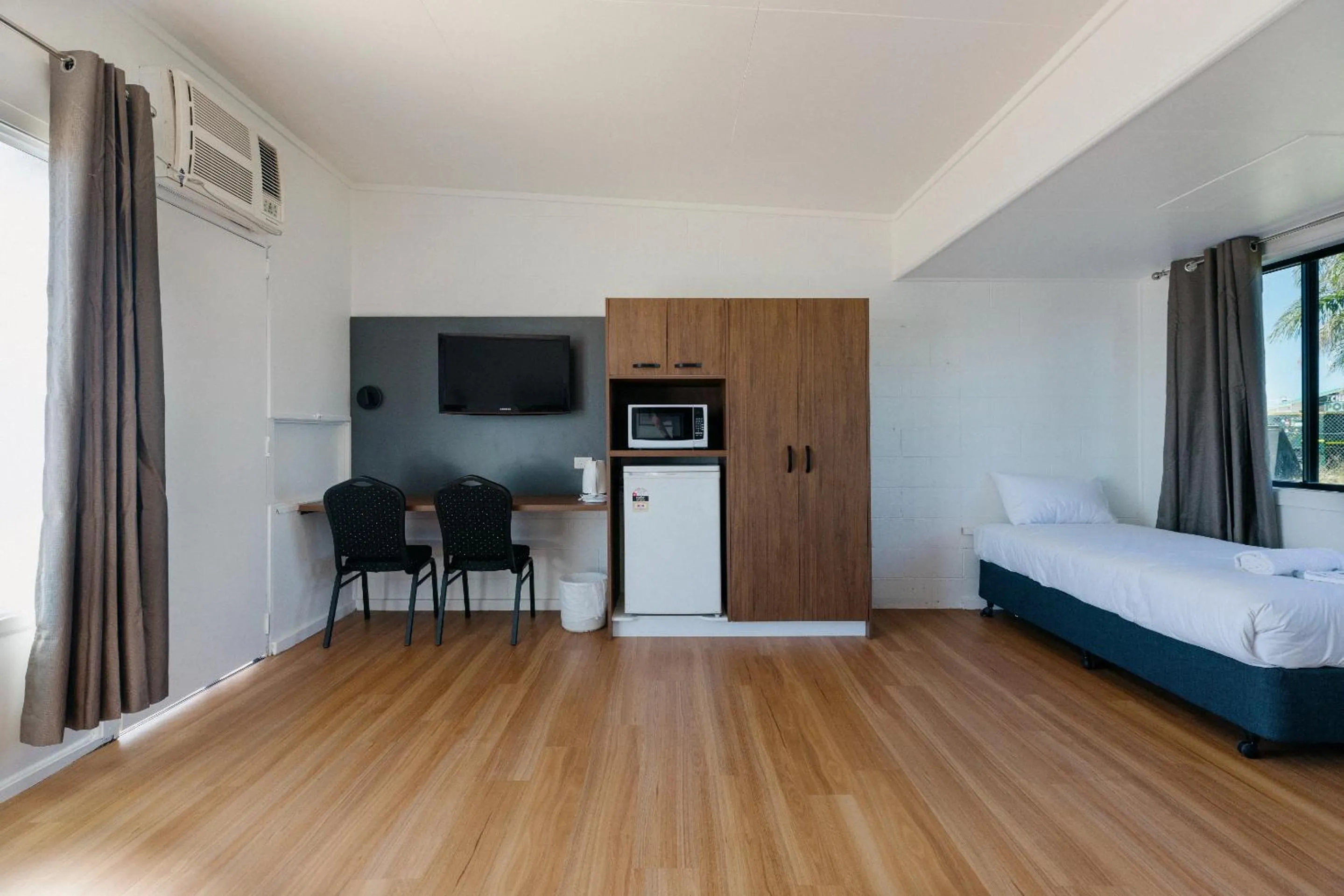 Kitchen or kitchenette, Bed in Boomerang Hotel