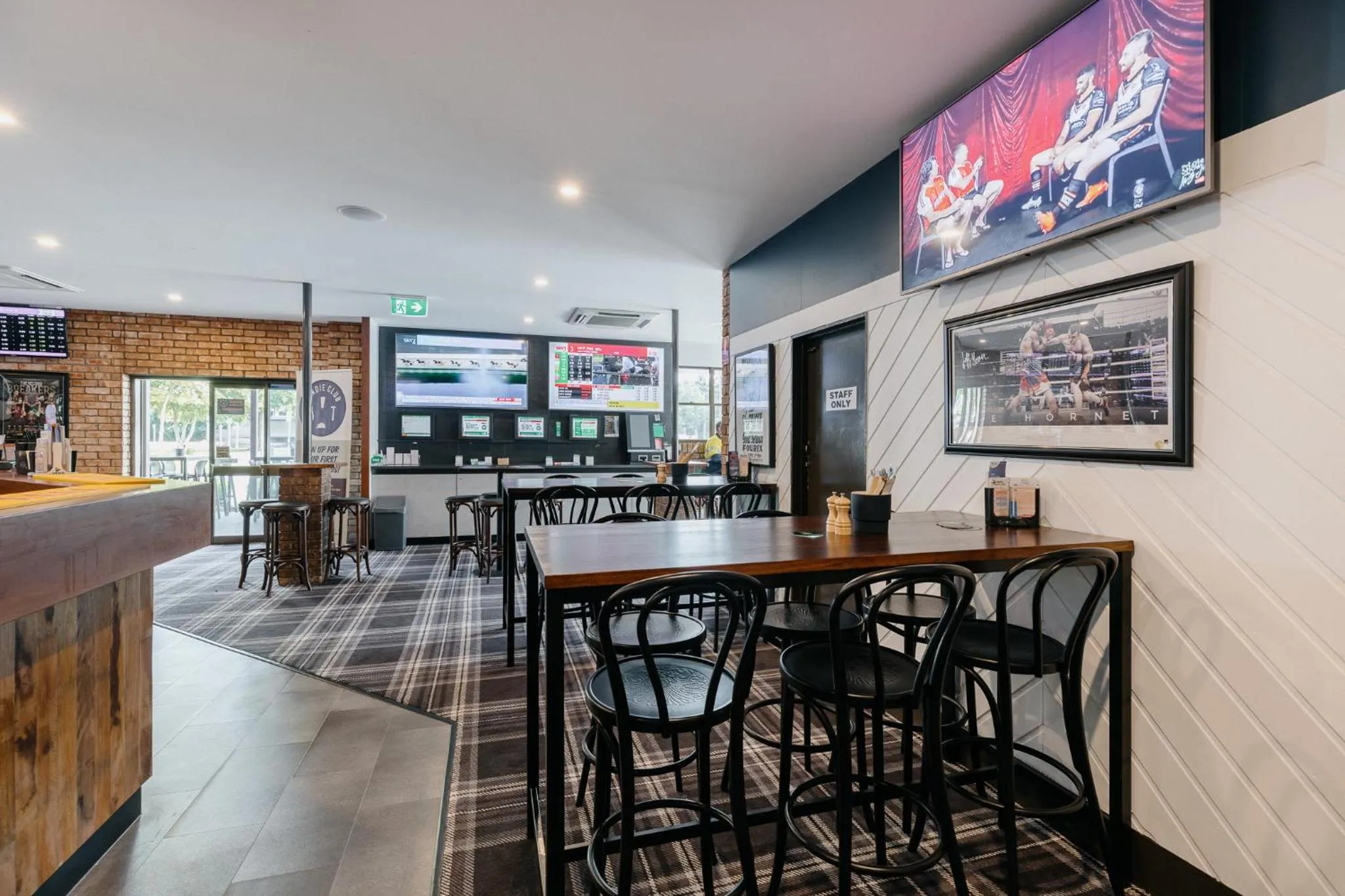 Restaurant/places to eat in Boomerang Hotel