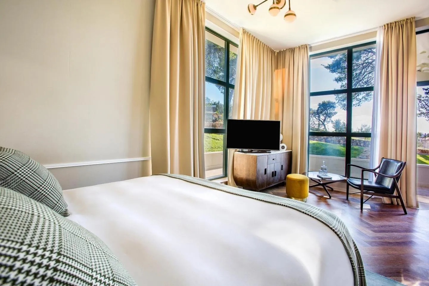 TV and multimedia, Bed in Hotel Brown Beach House & Spa