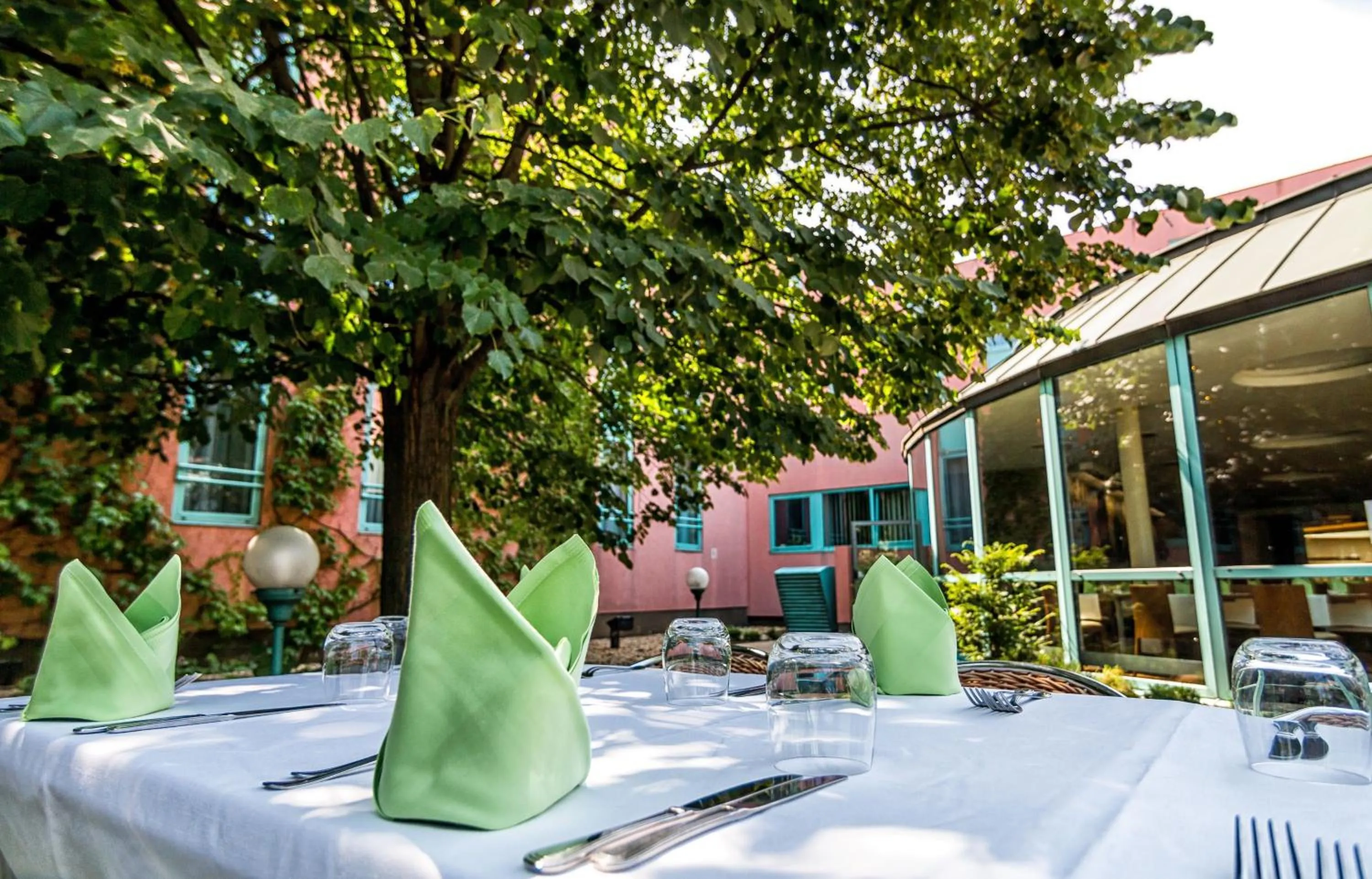 Restaurant/places to eat in Holiday Inn Budapest-Budaörs by IHG