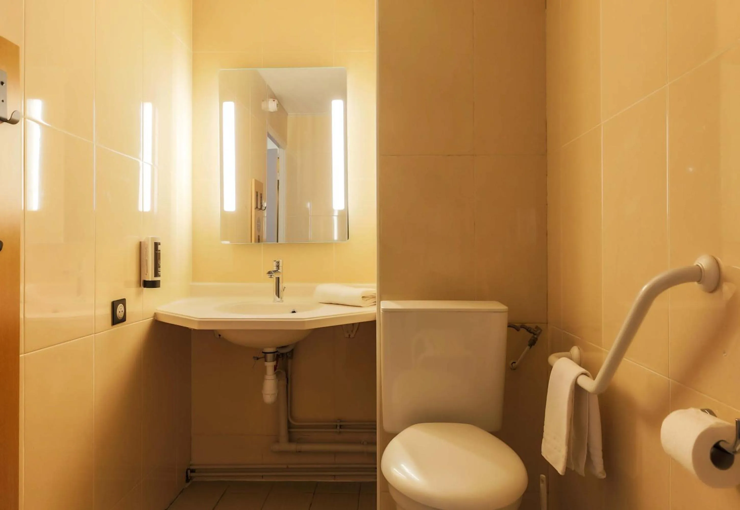 Bathroom in B&B HOTEL Metz Augny