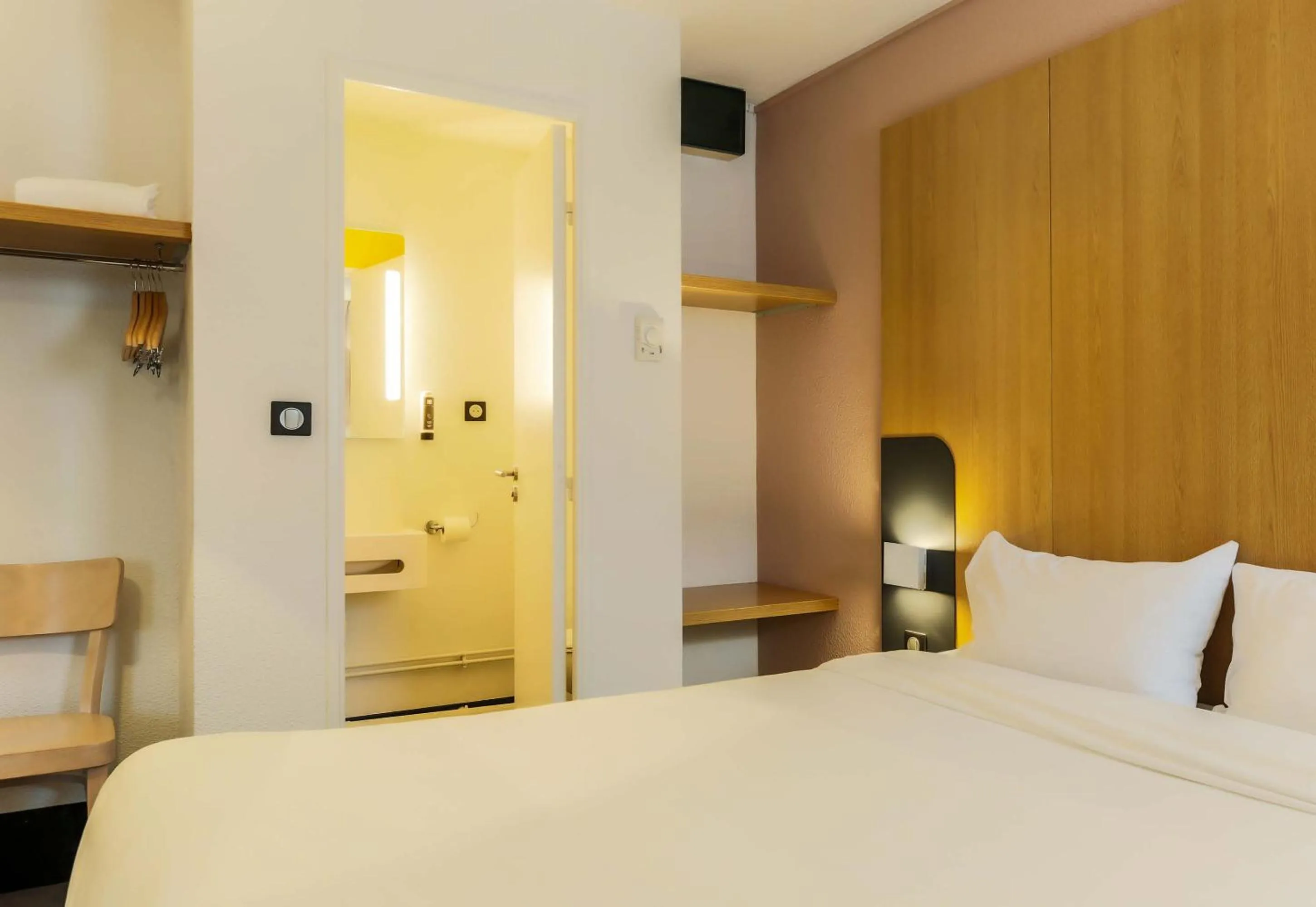 Bedroom, Bed in B&B HOTEL Metz Augny