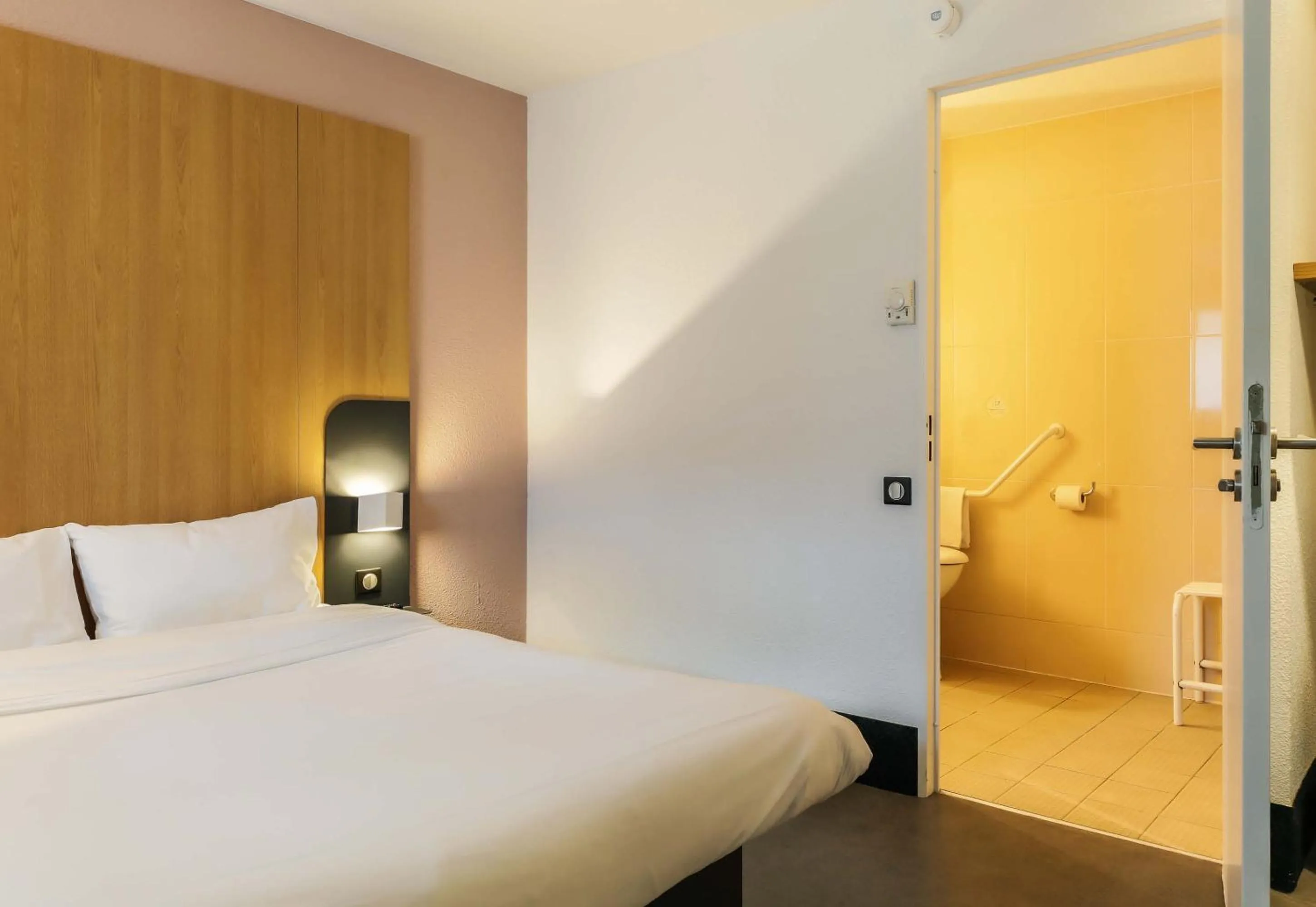 Bedroom, Bed in B&B HOTEL Metz Augny