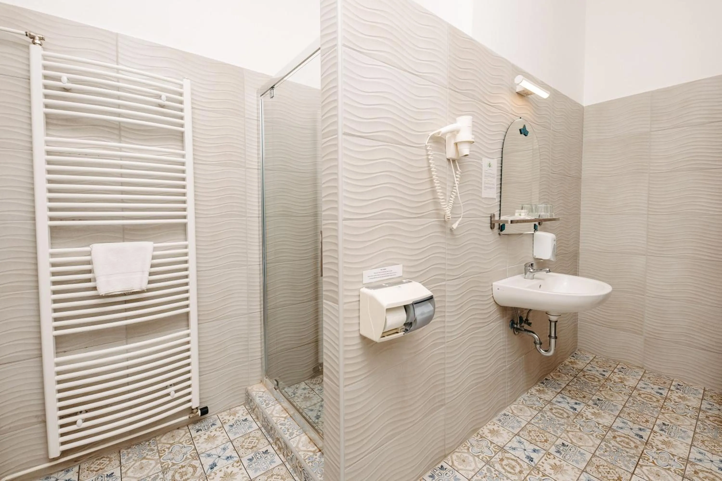 Shower in Hotel Metro