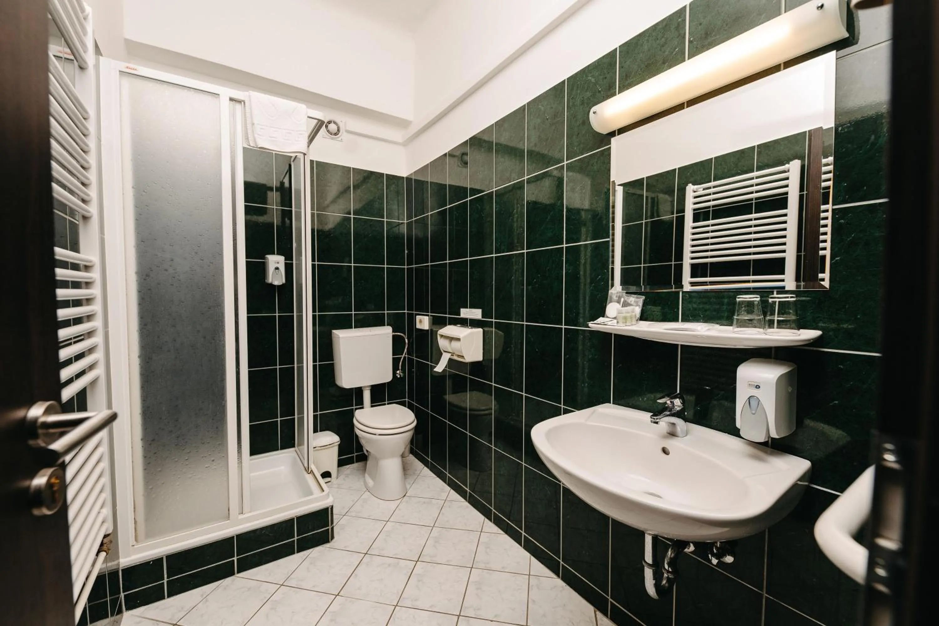 Shower in Hotel Metro