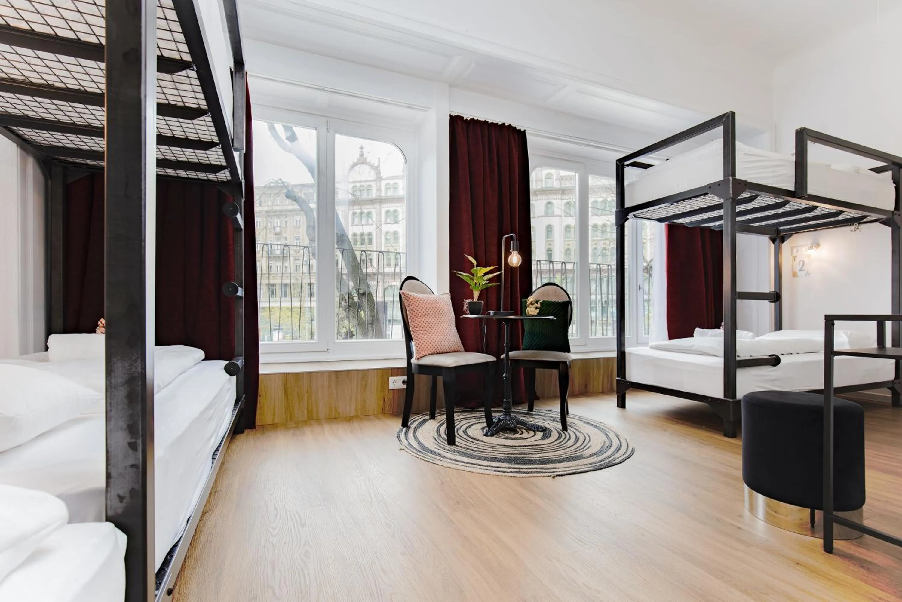 Seating area, Bed in Maverick Downtown