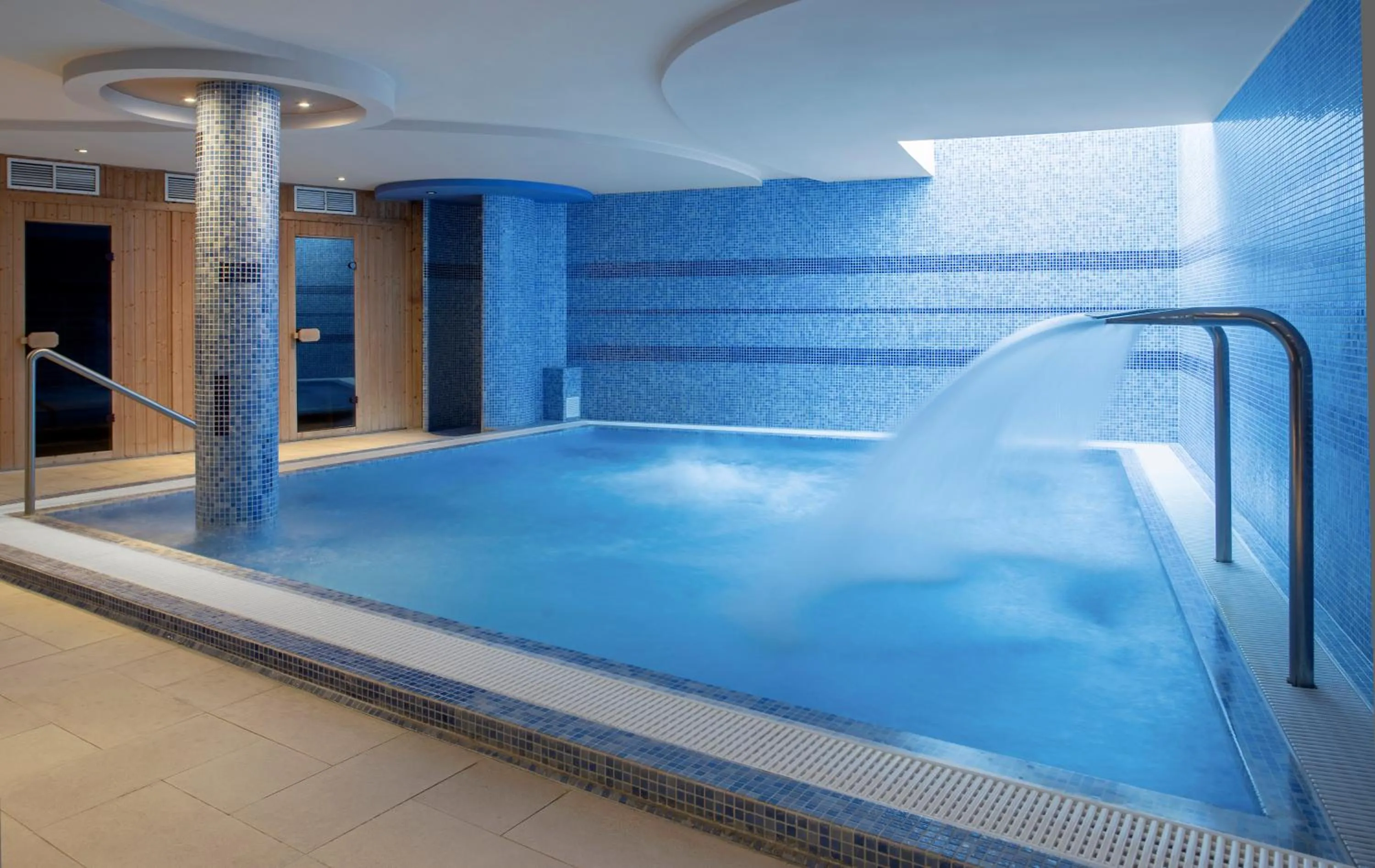 Swimming pool in Sándor Hotel