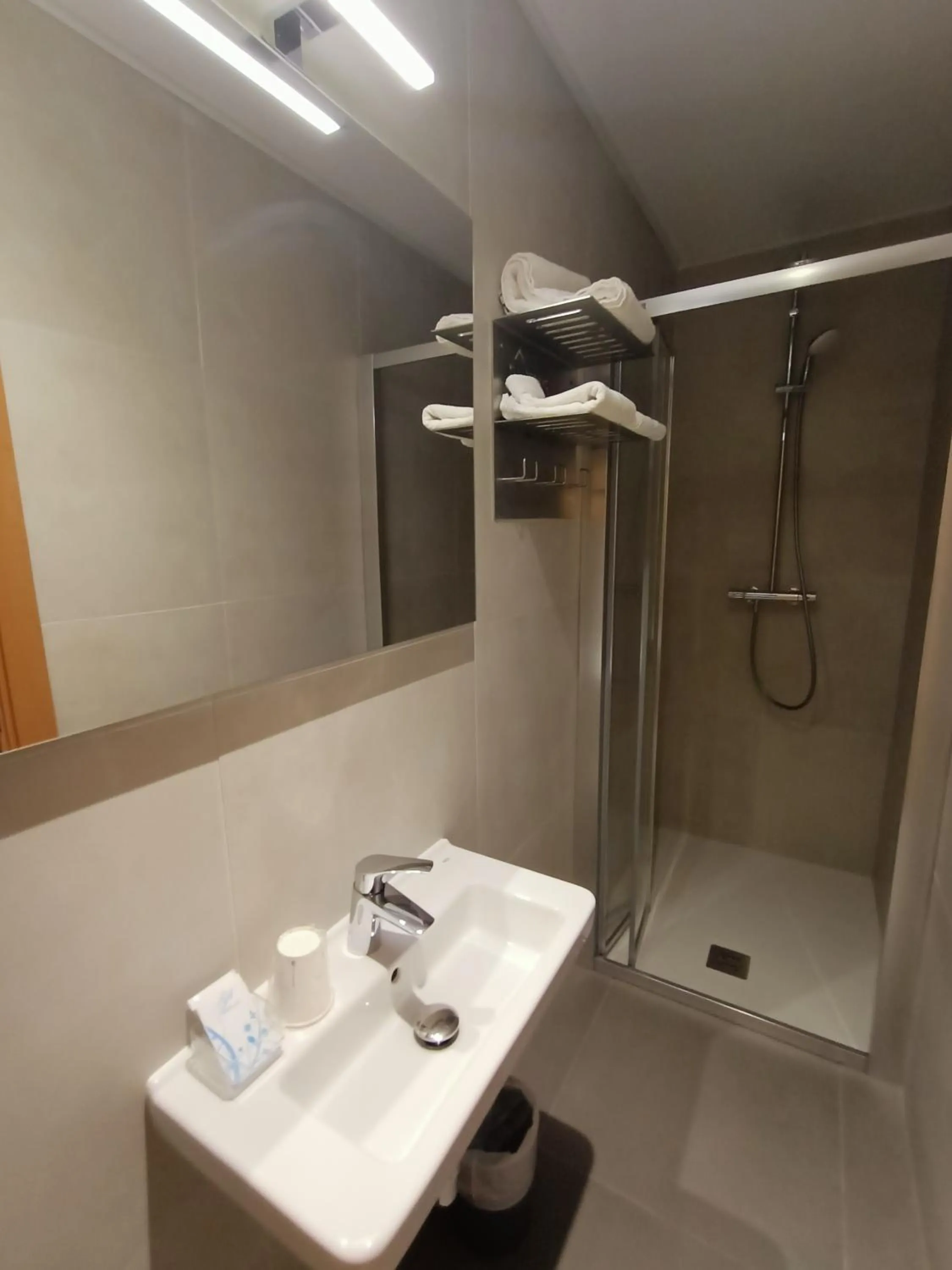 Shower in Hotel Vilobi