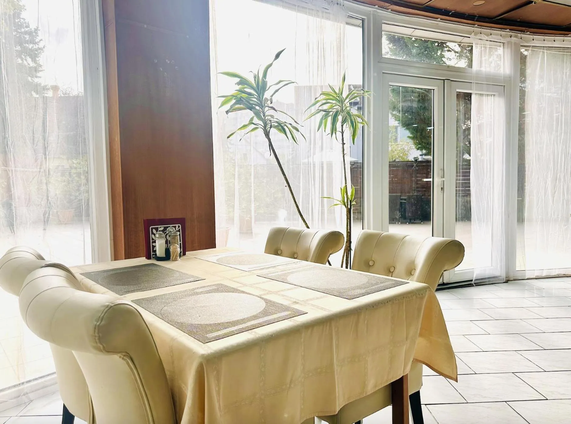 Restaurant/places to eat in Hotel Amadeus