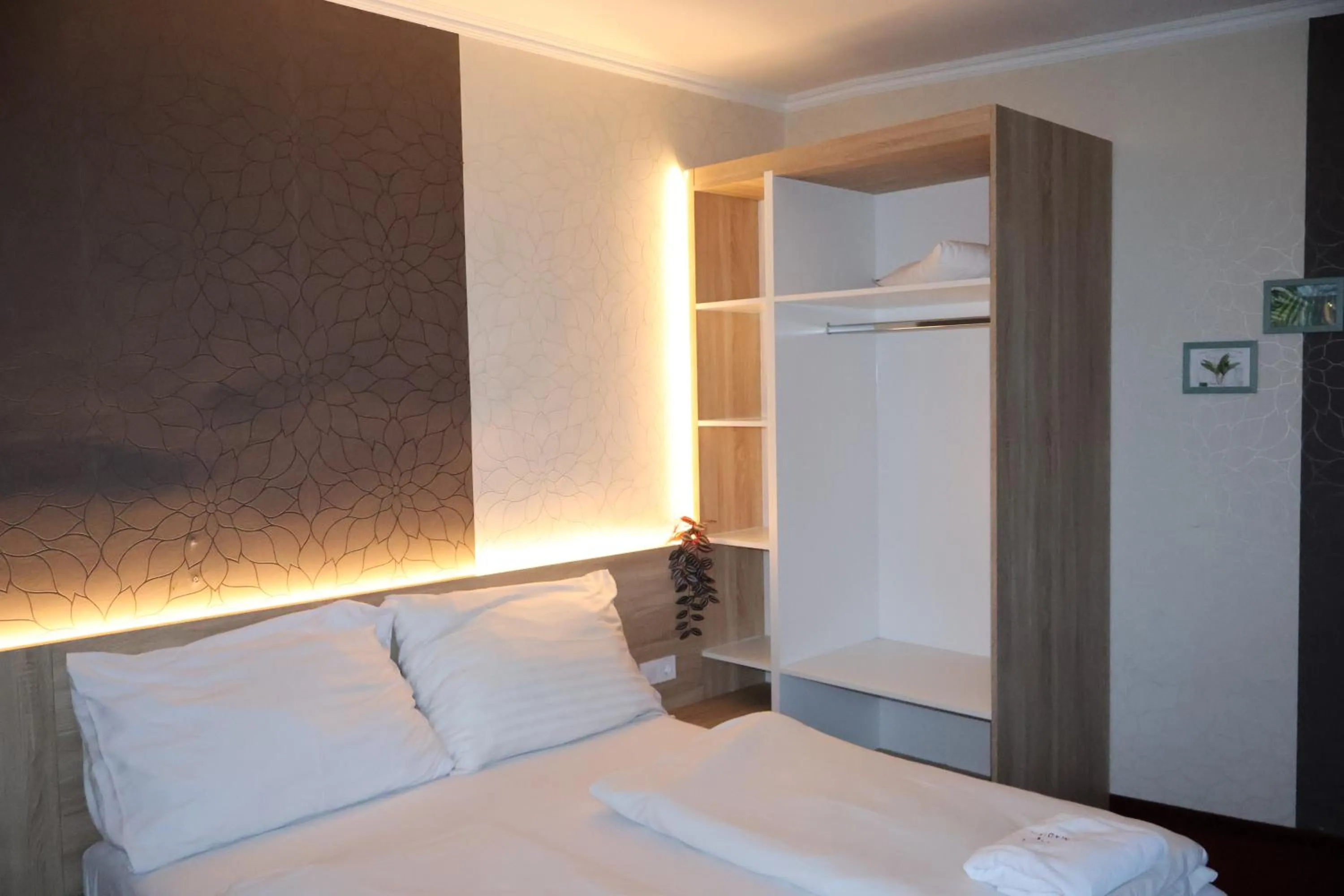 wardrobe, Bed in Hotel Amadeus