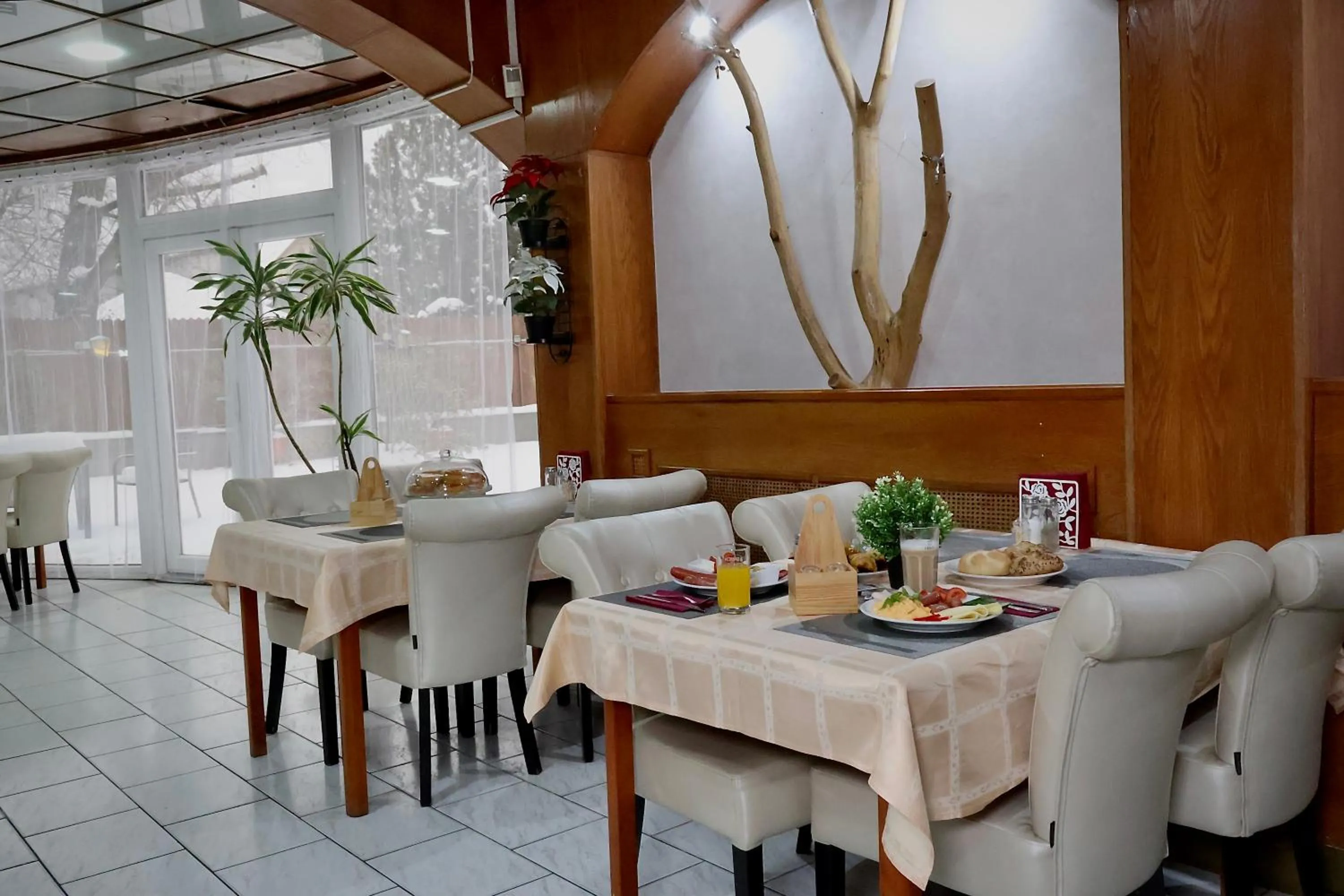 Restaurant/places to eat in Hotel Amadeus