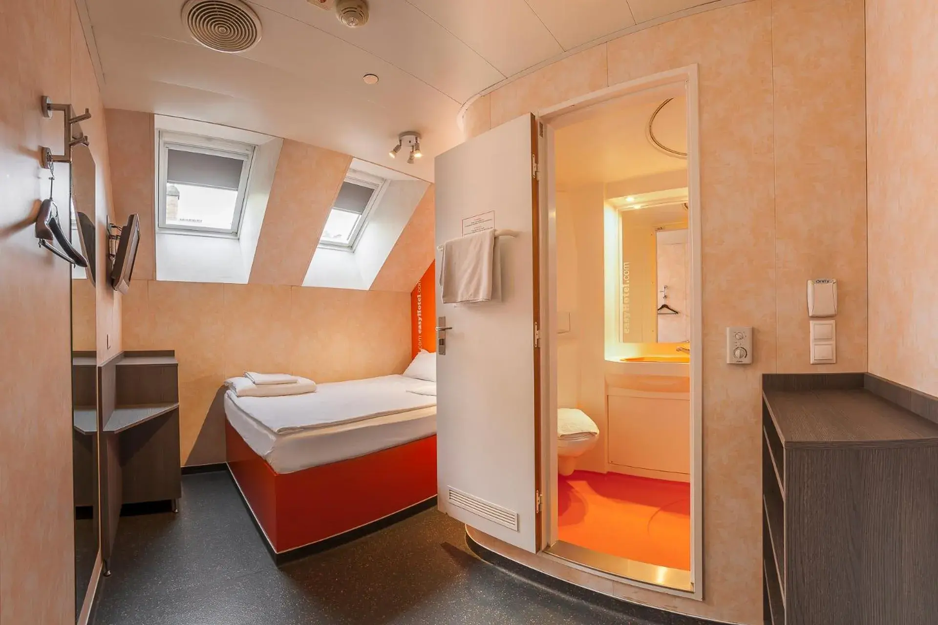 Small Double Room in easyHotel Budapest Oktogon Small Double Room in easyHotel Budapest Oktogon