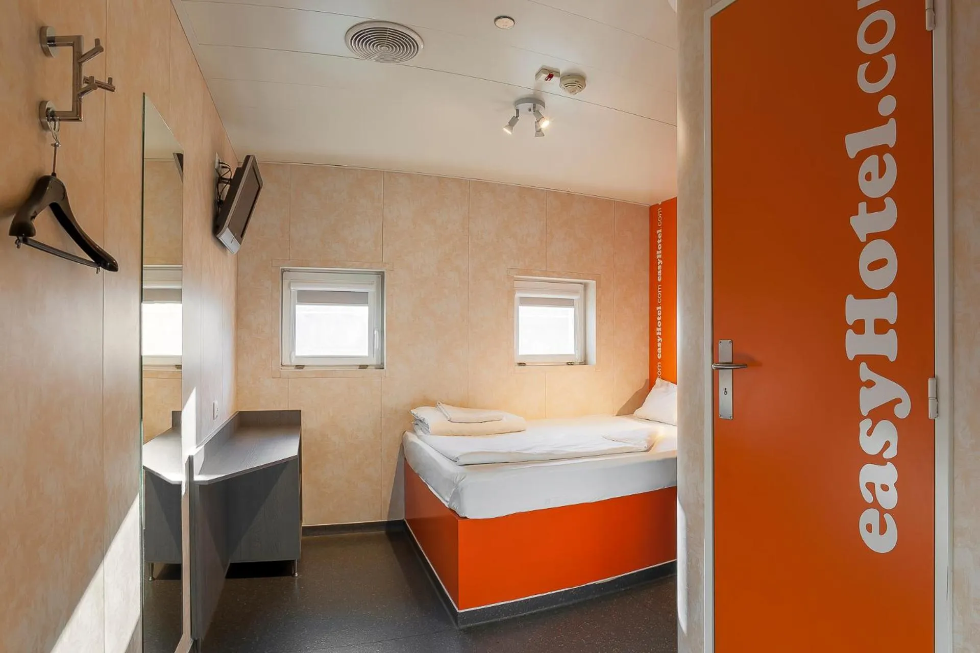 Bed in easyHotel Budapest Oktogon