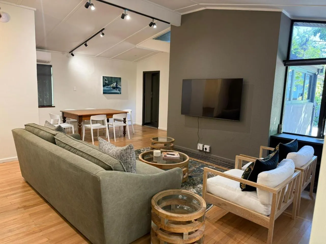 TV and multimedia in Twice Central Guest House