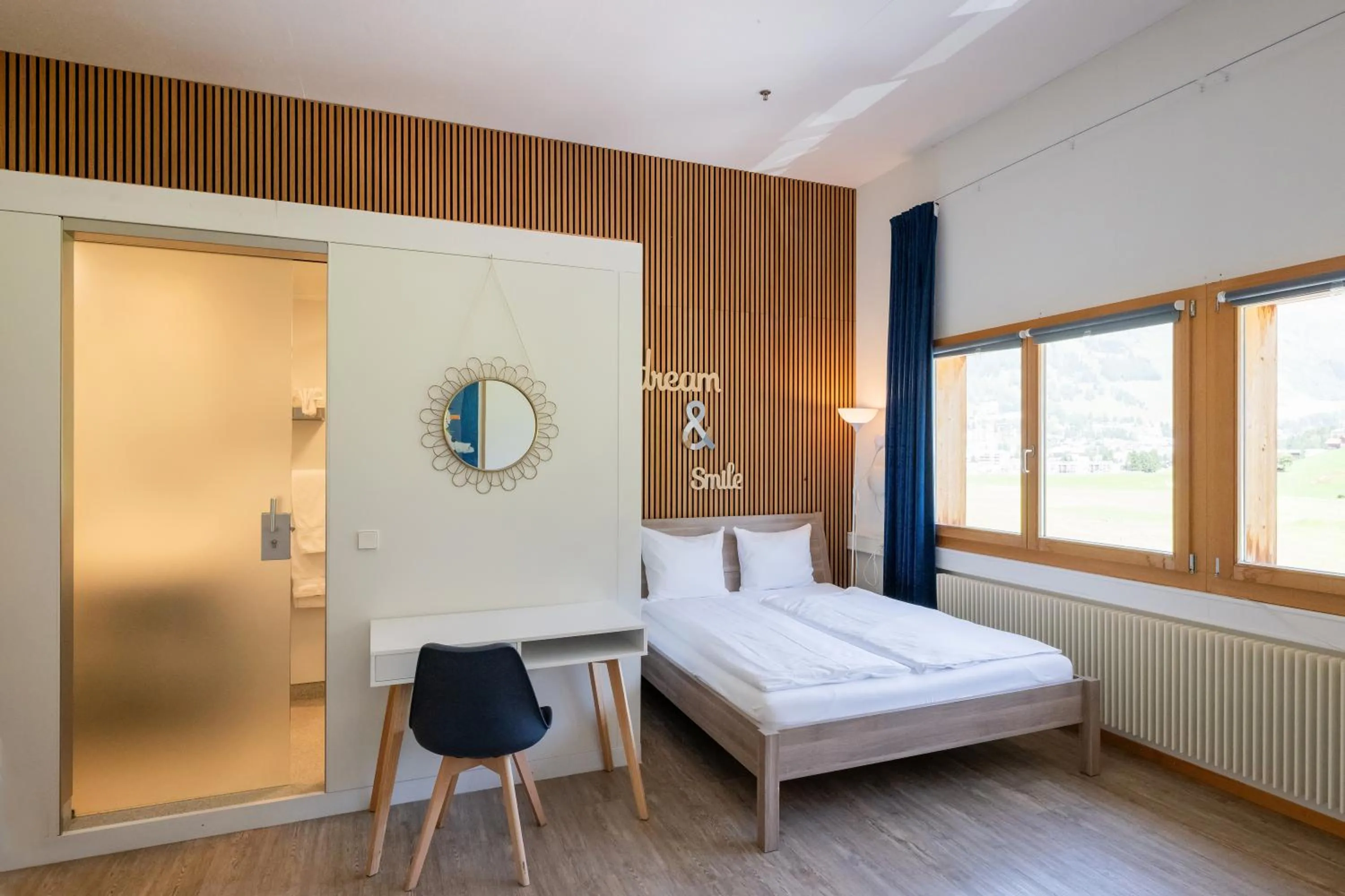 Photo of the whole room, Bed in Shima-Davos