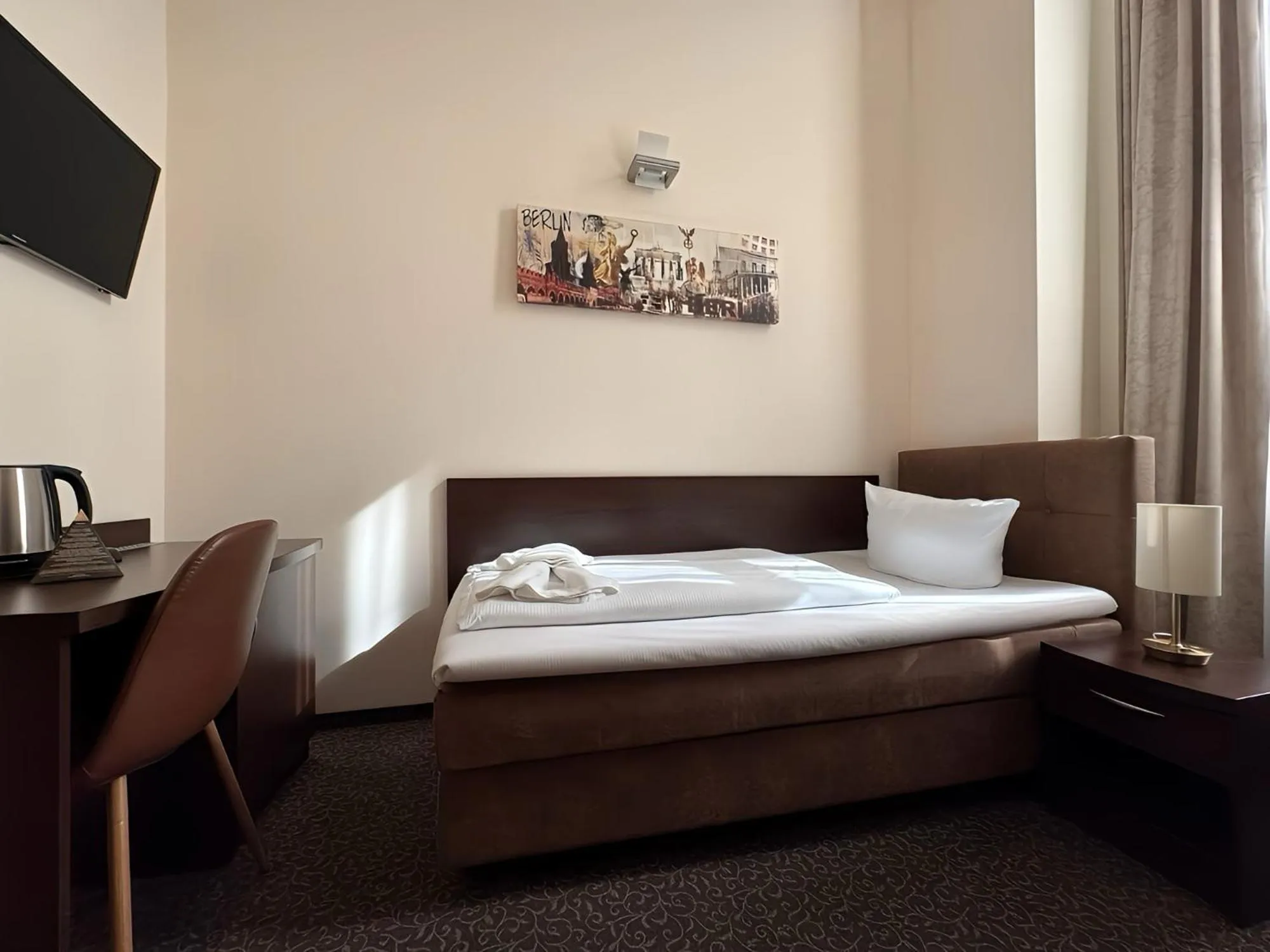 Photo of the whole room, Bed in Upper Room Hotel Kurfürstendamm
