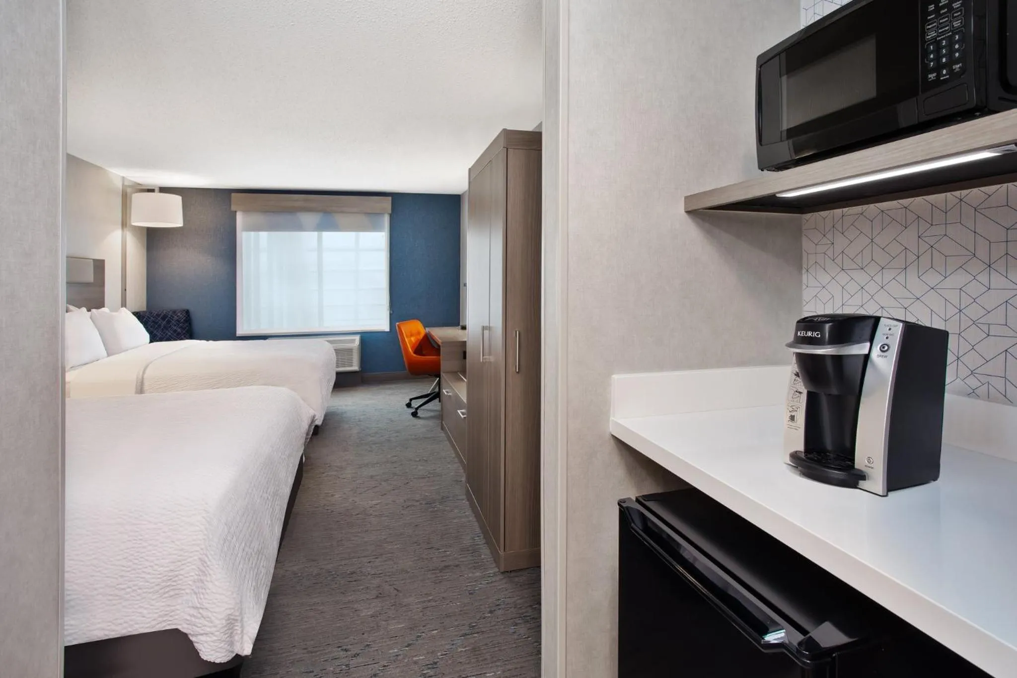 Photo of the whole room, Bed in Holiday Inn Express Hotel & Suites - Belleville Area by IHG
