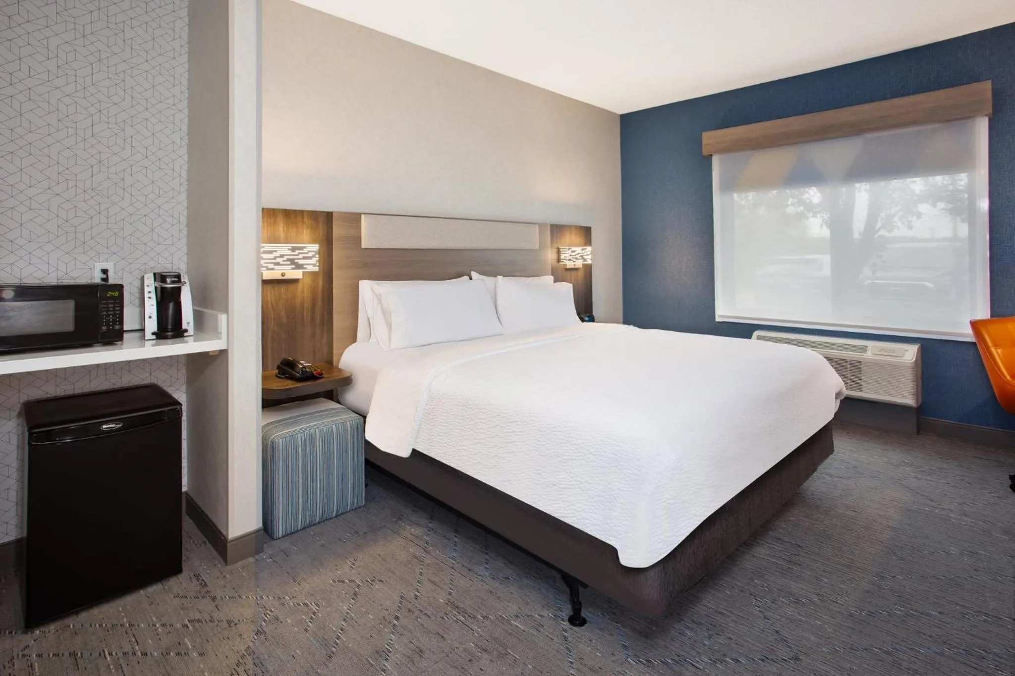 Photo of the whole room, Bed in Holiday Inn Express Hotel & Suites - Belleville Area by IHG