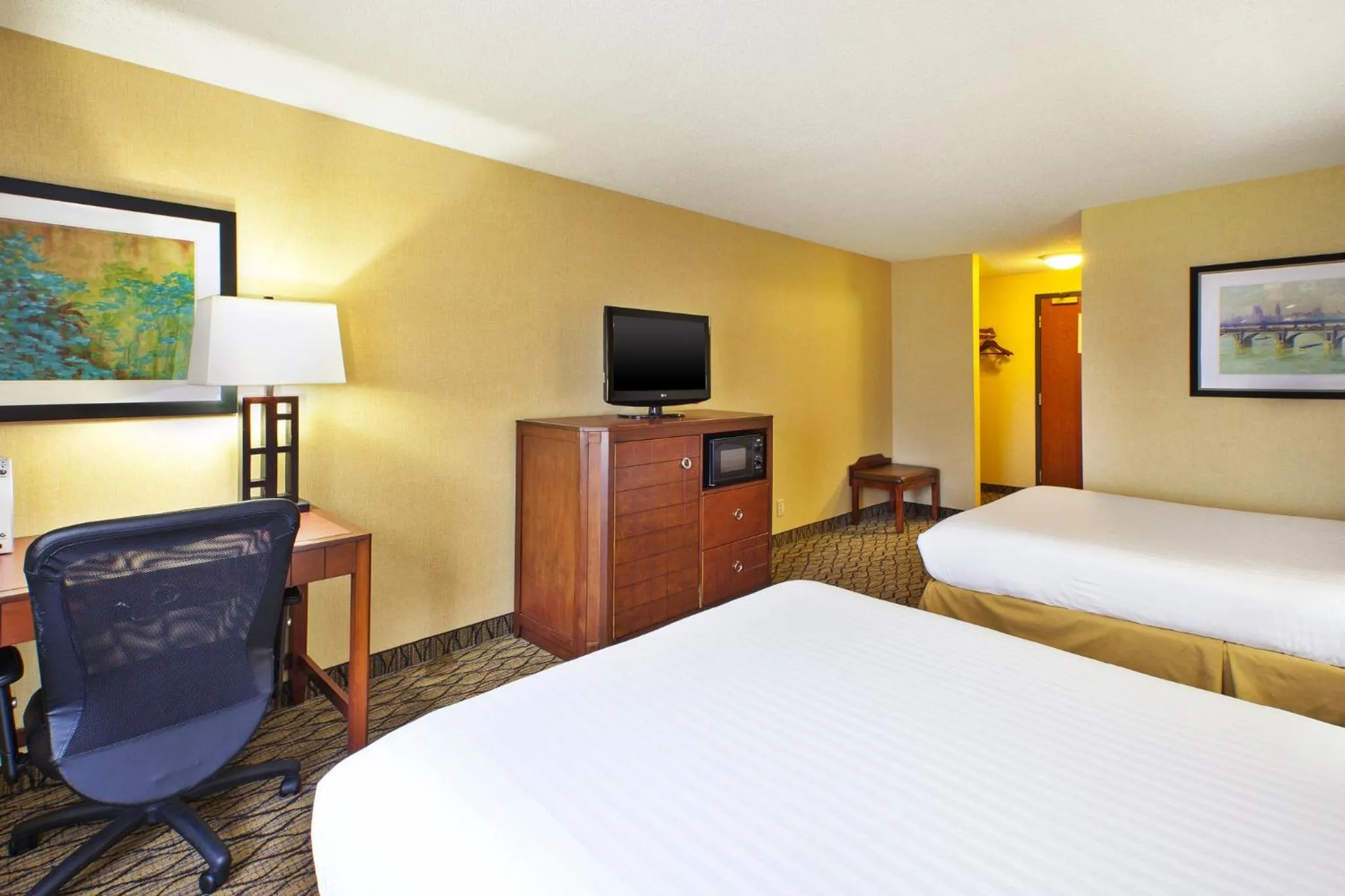 Photo of the whole room, Bed in Holiday Inn Express Hotel & Suites - Belleville Area by IHG