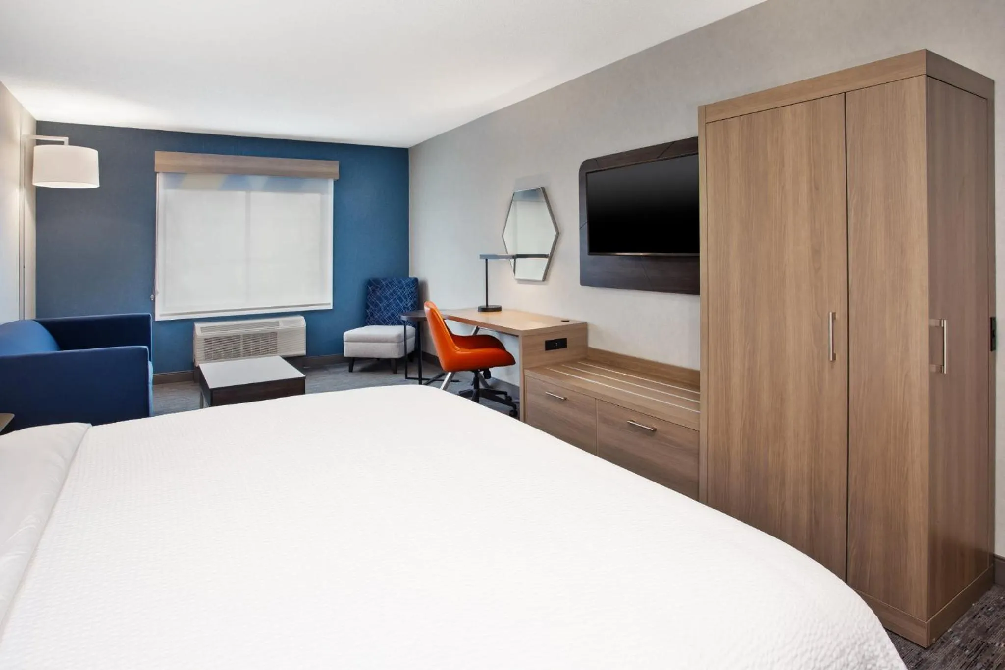 Photo of the whole room, Bed in Holiday Inn Express Hotel & Suites - Belleville Area by IHG