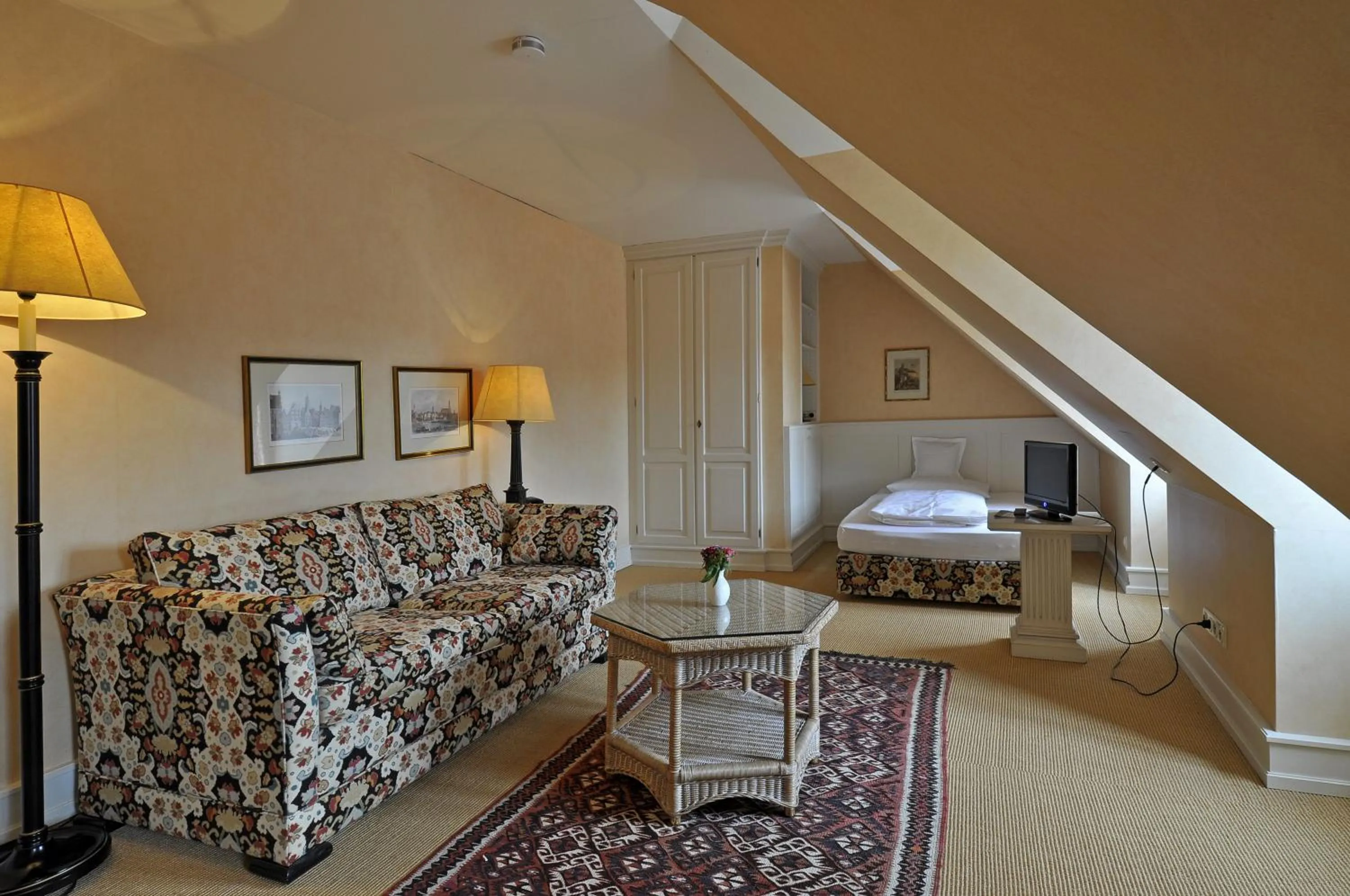 Communal lounge/ TV room, Bed in Herrenhaus von Löw