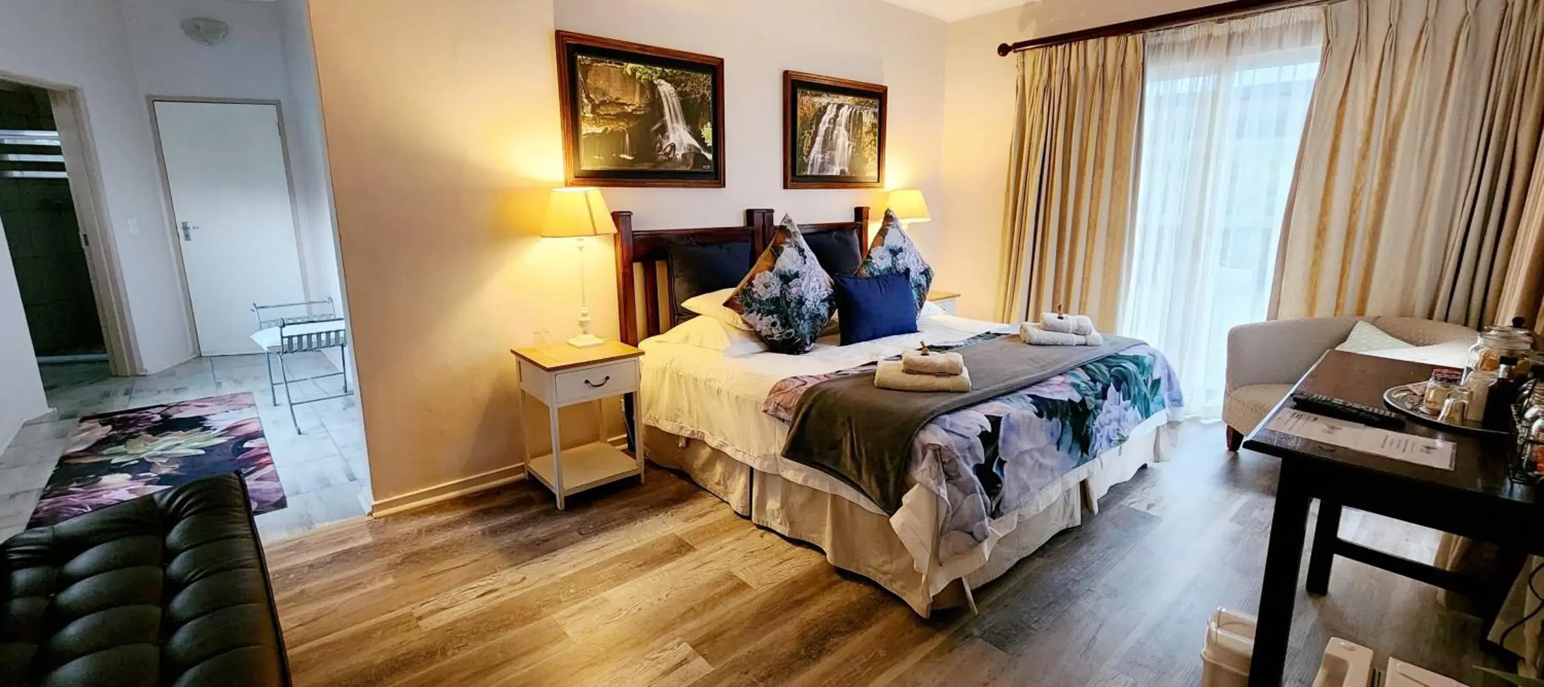 Deluxe Double or Twin Room with Mountain View in Ash River Lodge Deluxe Double or Twin Room with Mountain View in Ash River Lodge