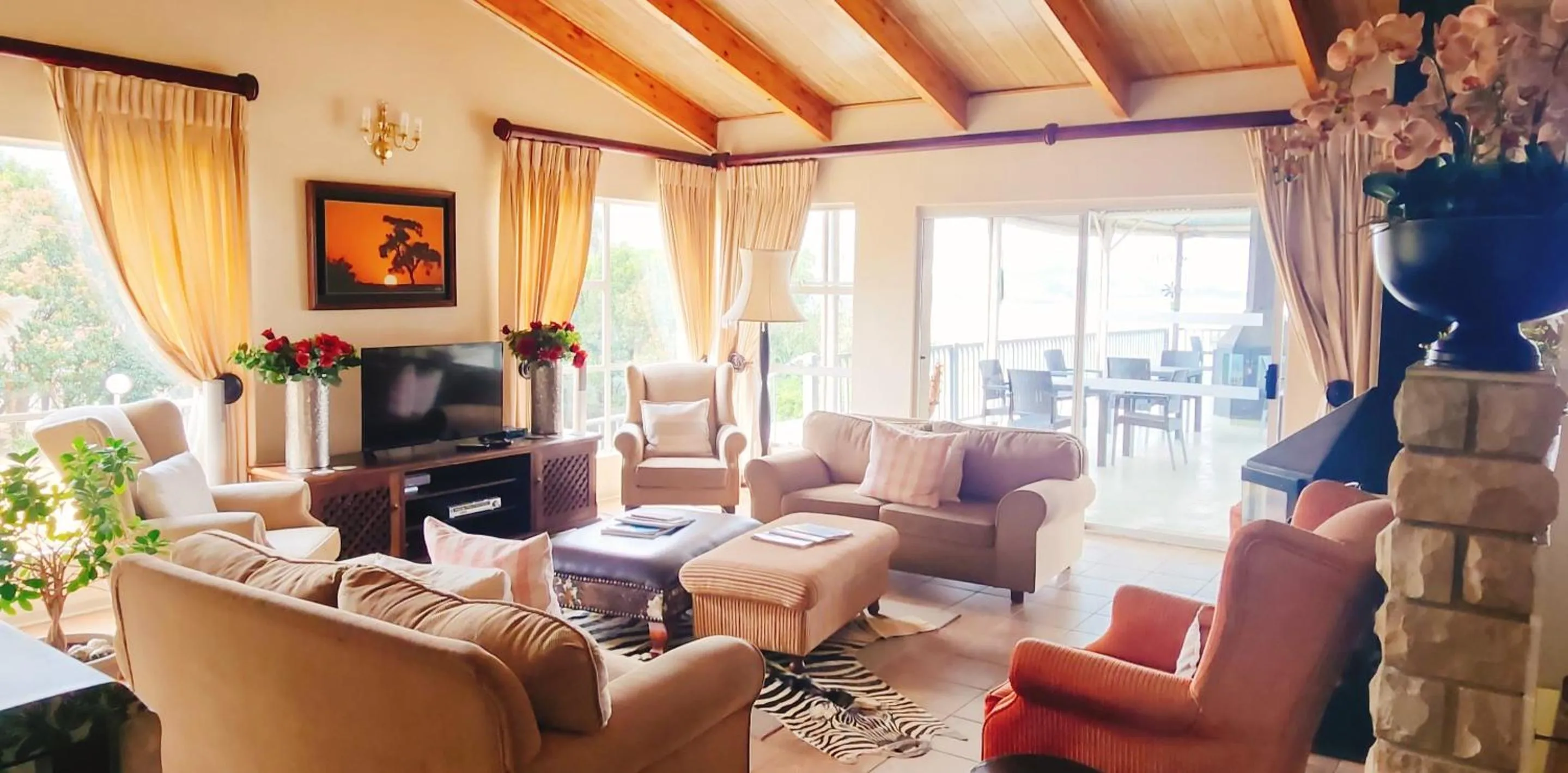 Communal lounge/ TV room in Ash River Lodge