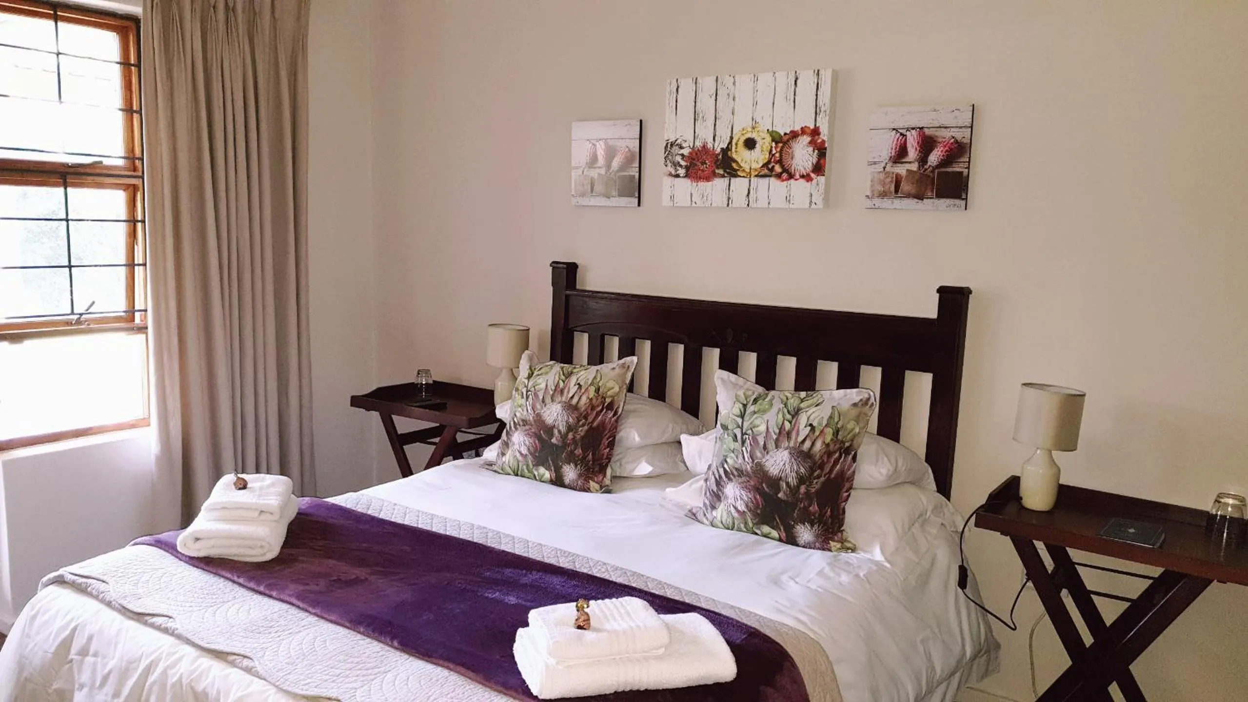 Bedroom, Bed in Ash River Lodge