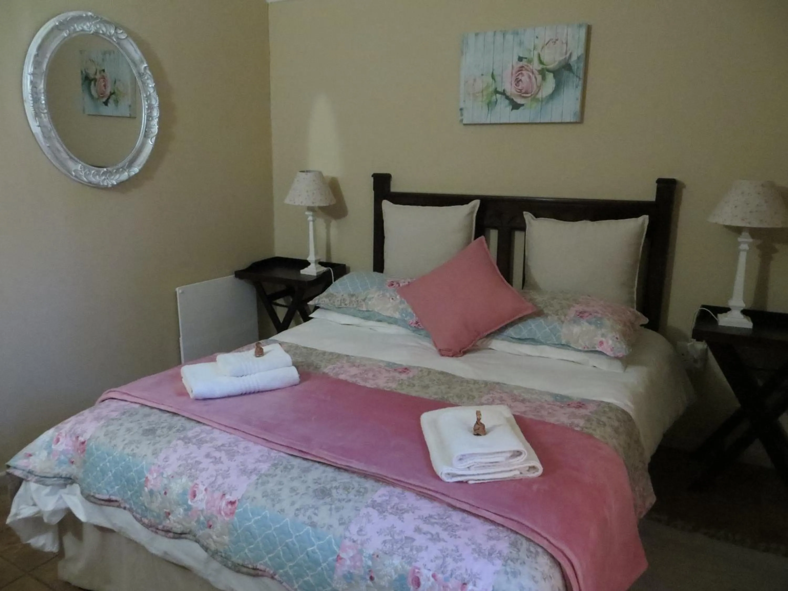 Bedroom, Bed in Ash River Lodge