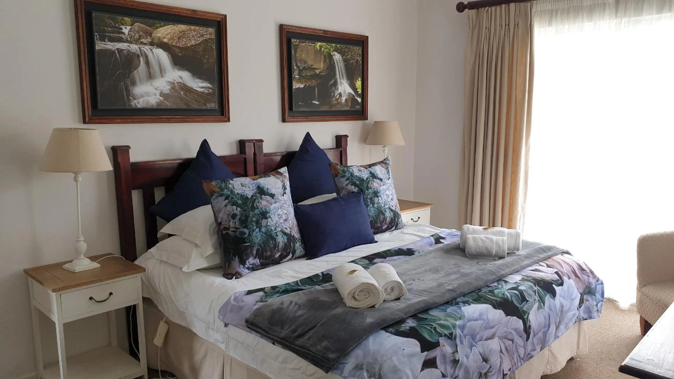 Photo of the whole room, Bed in Ash River Lodge