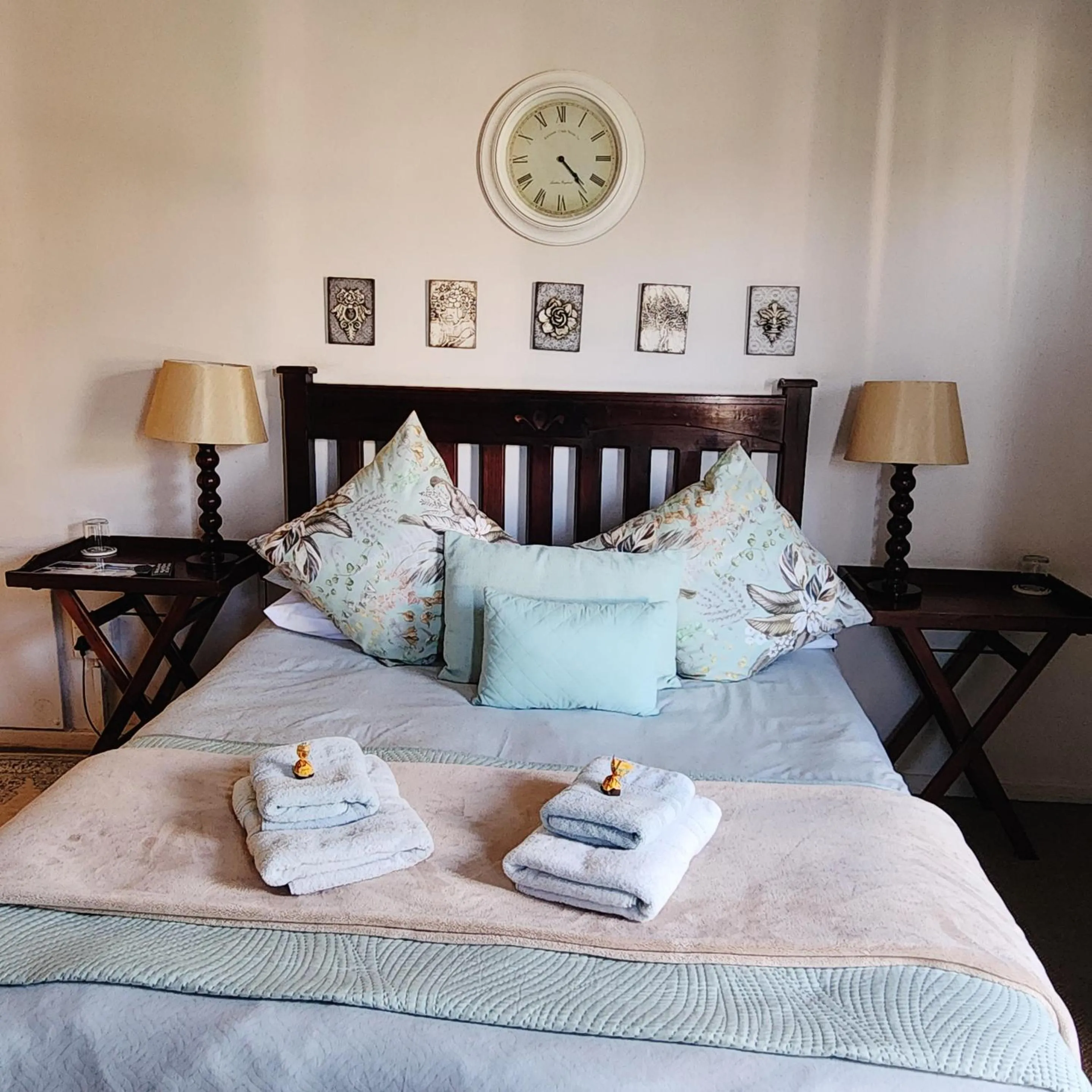 Bed in Ash River Lodge