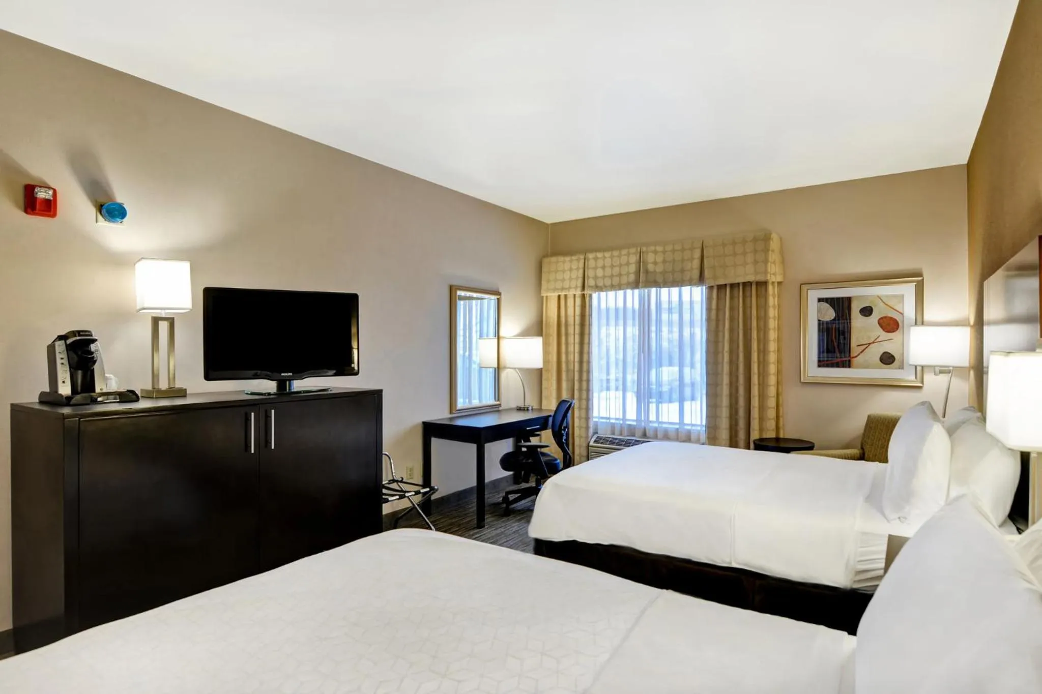 Photo of the whole room, Bed in Holiday Inn Express Hotel & Suites Milwaukee-New Berlin by IHG