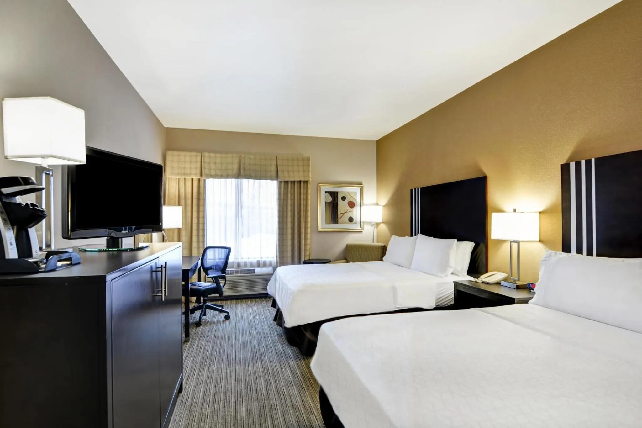 Photo of the whole room, Bed in Holiday Inn Express Hotel & Suites Milwaukee-New Berlin by IHG