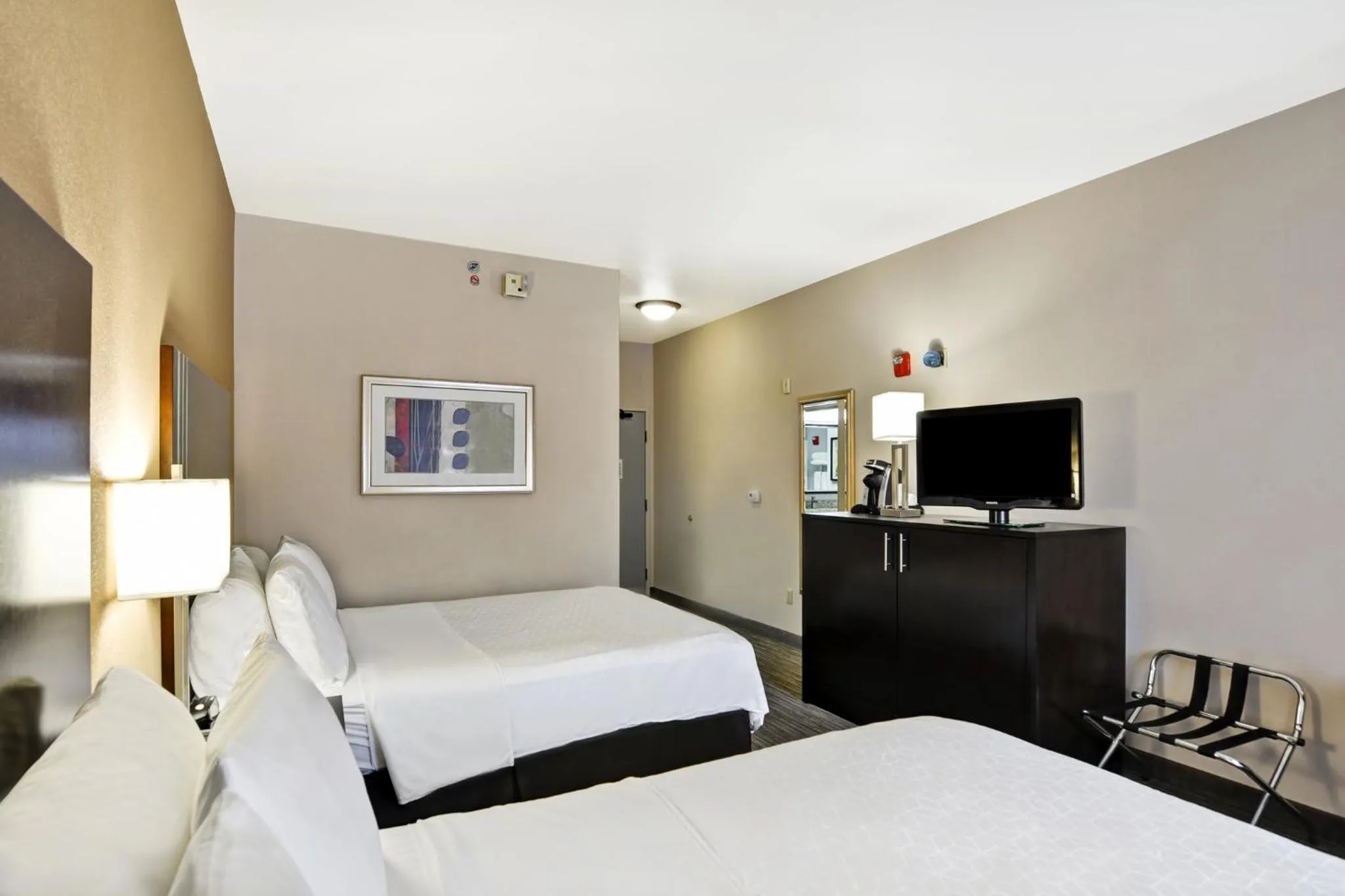 Photo of the whole room, Bed in Holiday Inn Express Hotel & Suites Milwaukee-New Berlin by IHG