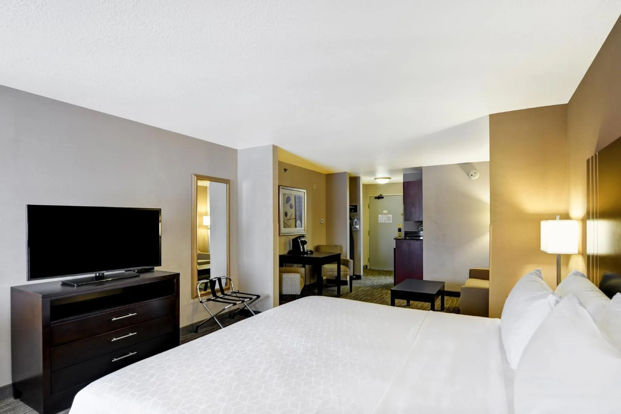 Photo of the whole room, Bed in Holiday Inn Express Hotel & Suites Milwaukee-New Berlin by IHG