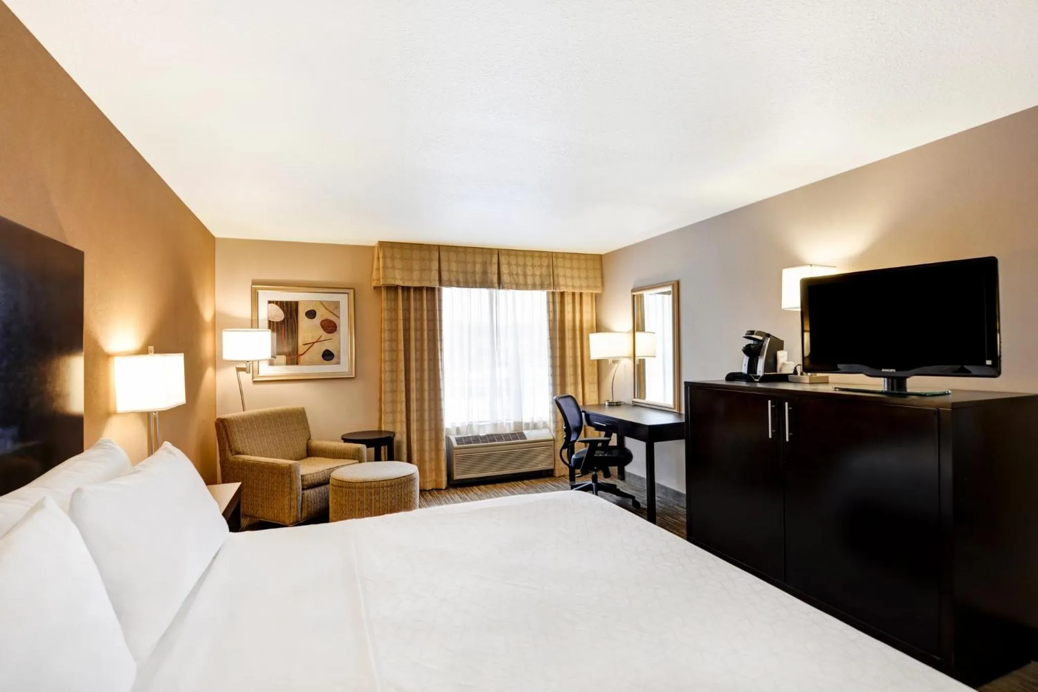 Photo of the whole room, Bed in Holiday Inn Express Hotel & Suites Milwaukee-New Berlin by IHG