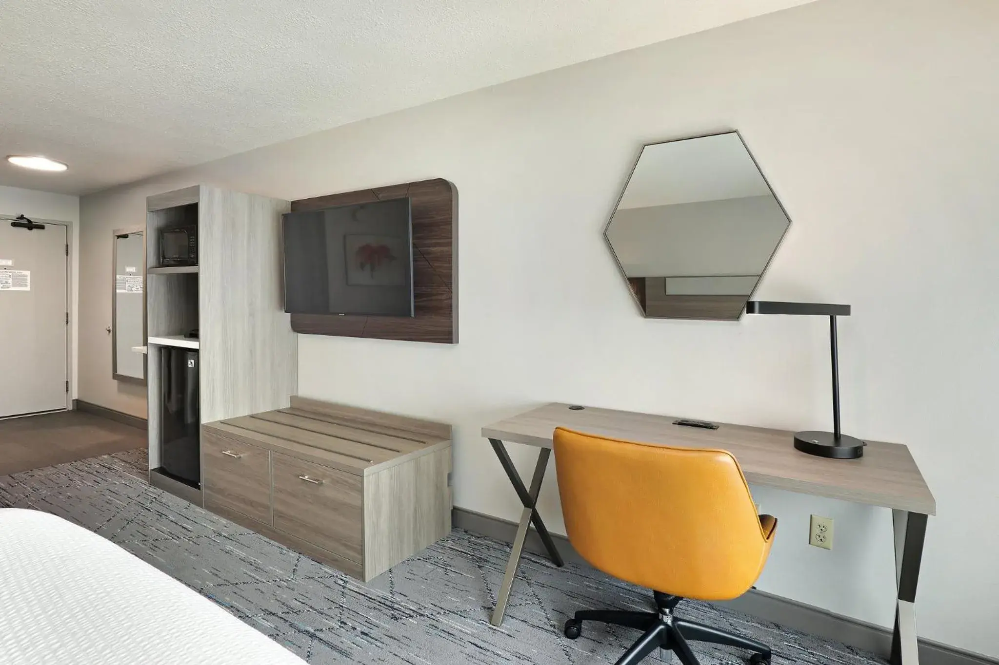 Standard Queen Room with Two Queen Beds - Communications Accessible in Holiday Inn Express Hotel & Suites Milwaukee-New Berlin by IHG Standard Queen Room with Two Queen Beds - Communications Accessible in Holiday Inn Express Hotel & Suites Milwaukee-New Berlin by IHG