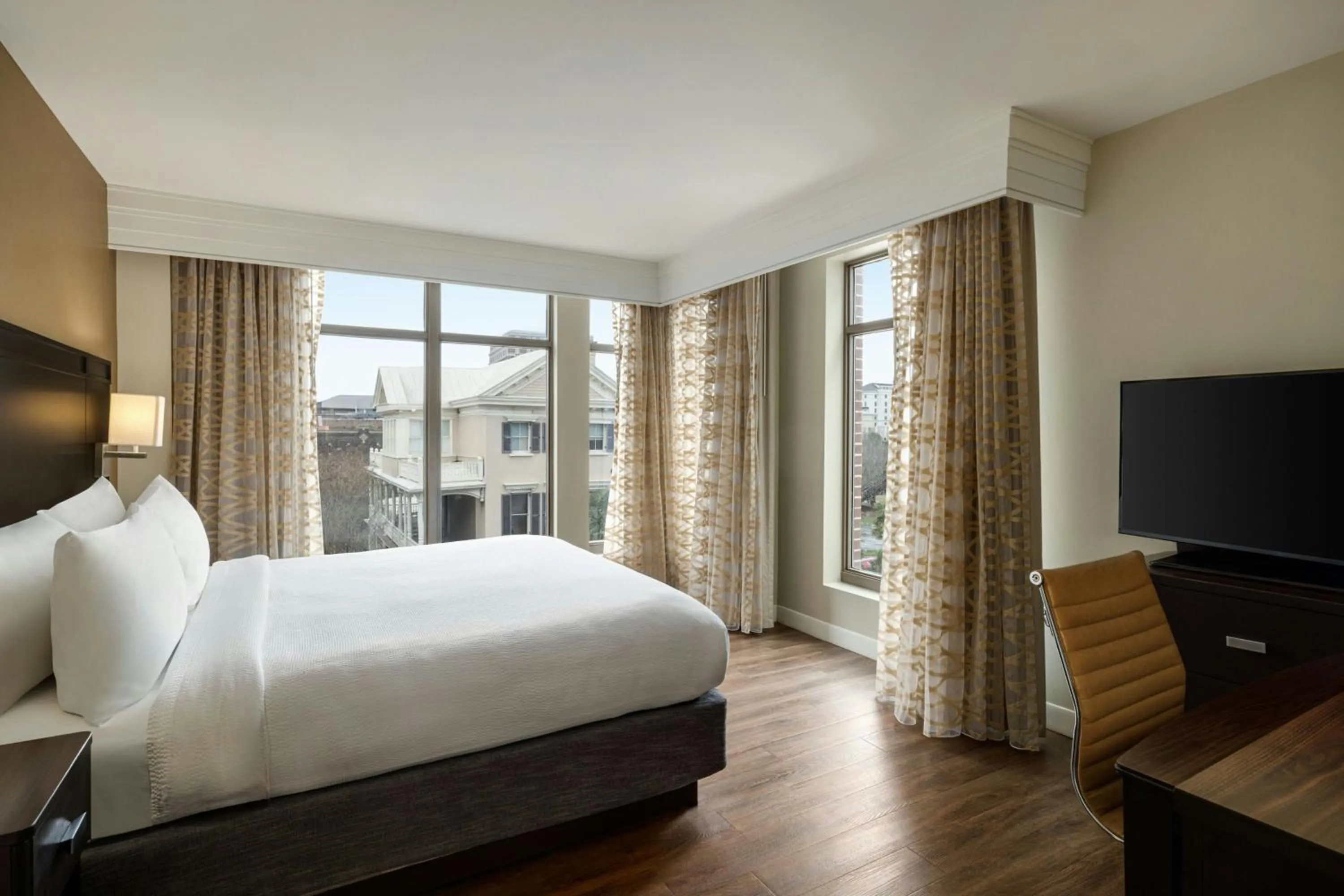 Bedroom, Bed in Courtyard by Marriott Charleston Historic District