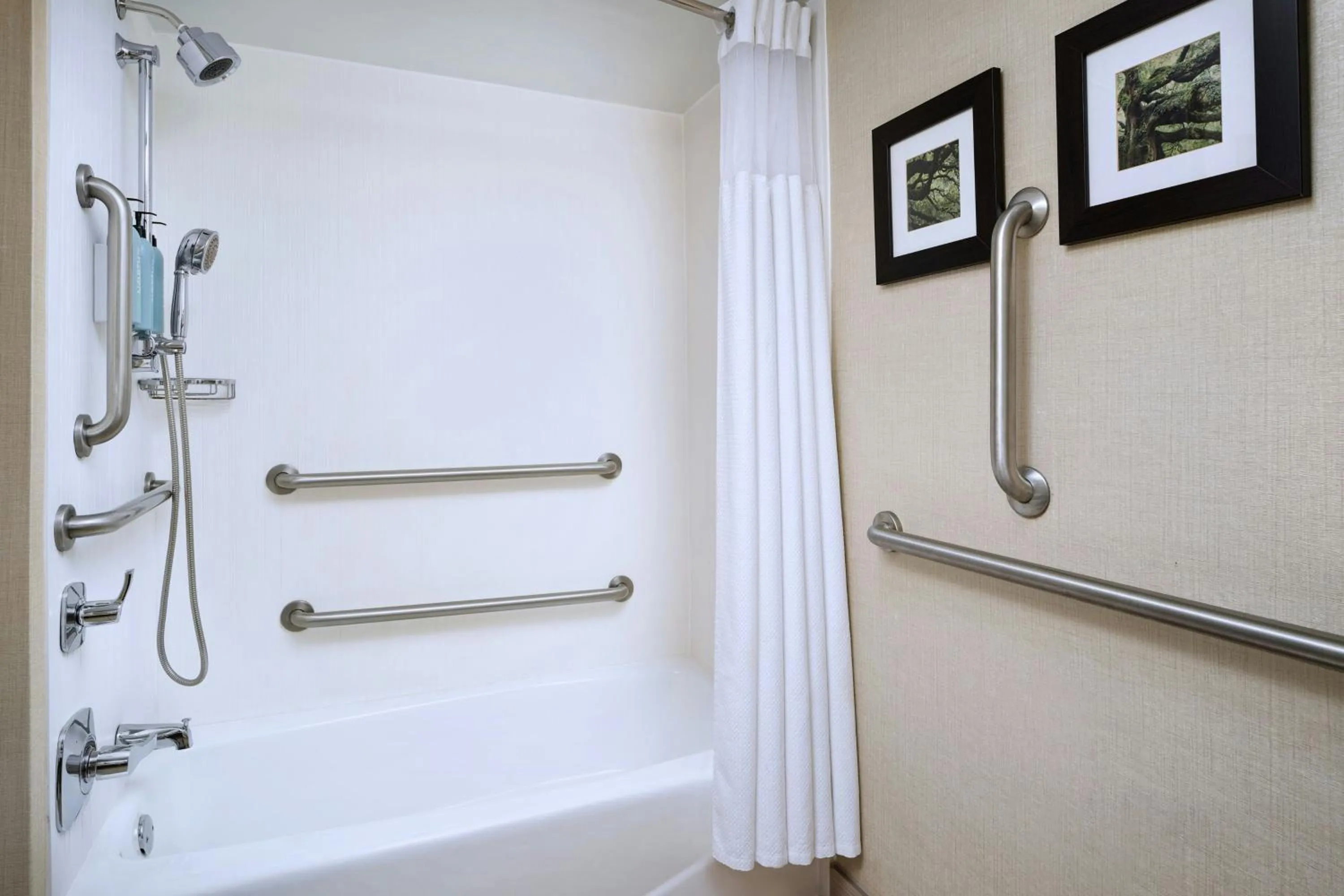 Bathroom in Courtyard by Marriott Charleston Historic District