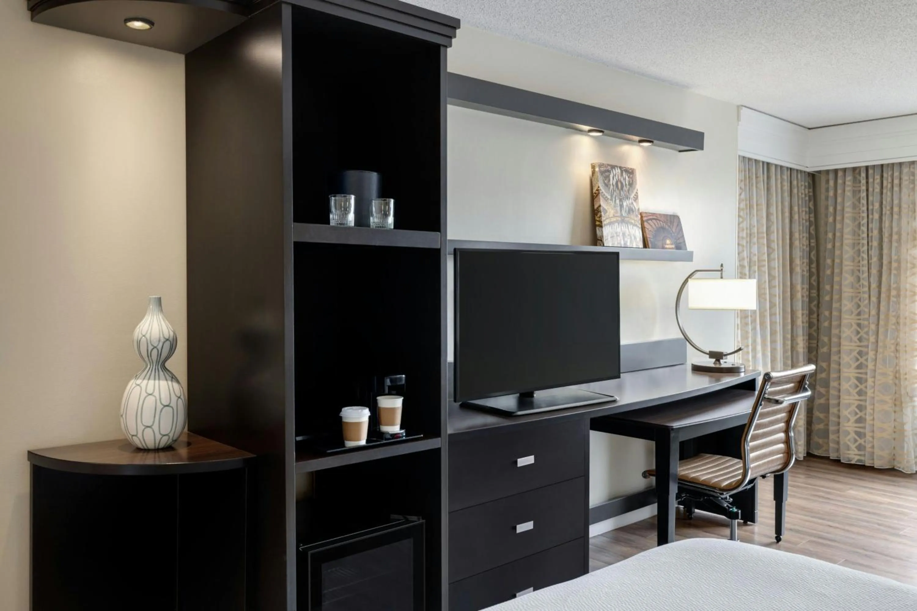 Photo of the whole room, Bed in Courtyard by Marriott Charleston Historic District