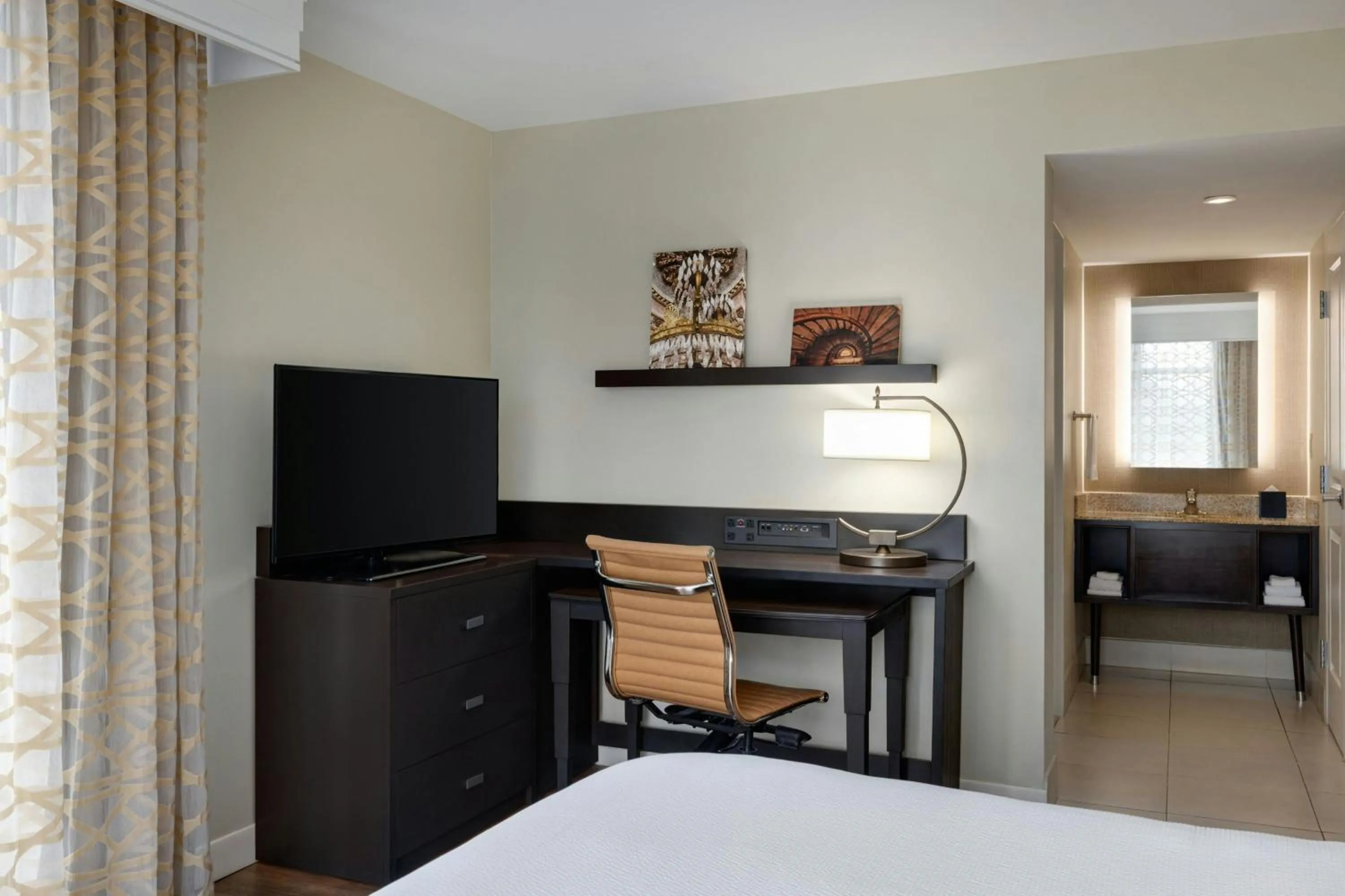Photo of the whole room, Bed in Courtyard by Marriott Charleston Historic District