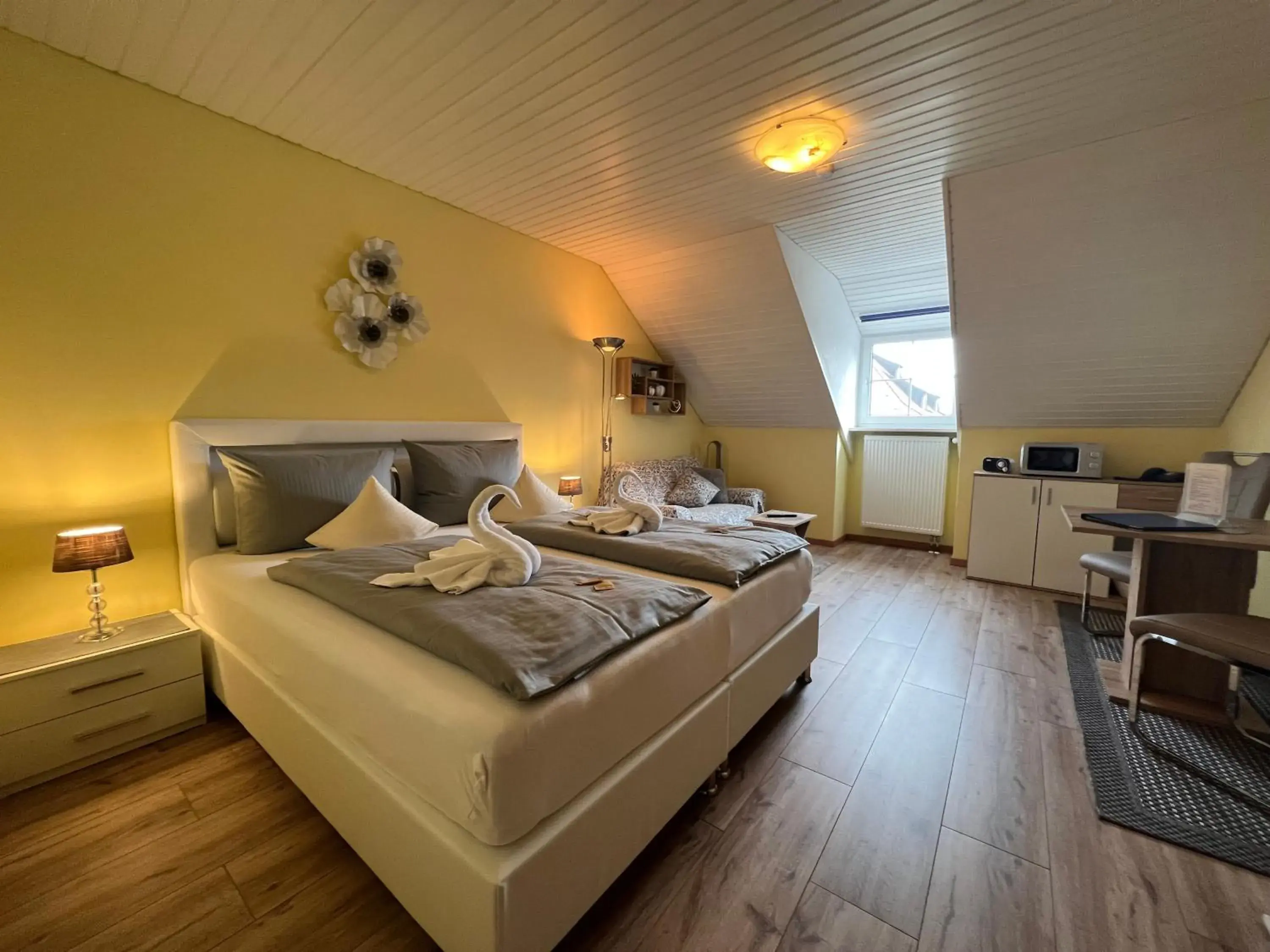 Apartment with Shower - single occupancy - attic in Schloss Kirchham Appartement - & Wellnessanlage Apartment with Shower - single occupancy - attic in Schloss Kirchham Appartement - & Wellnessanlage