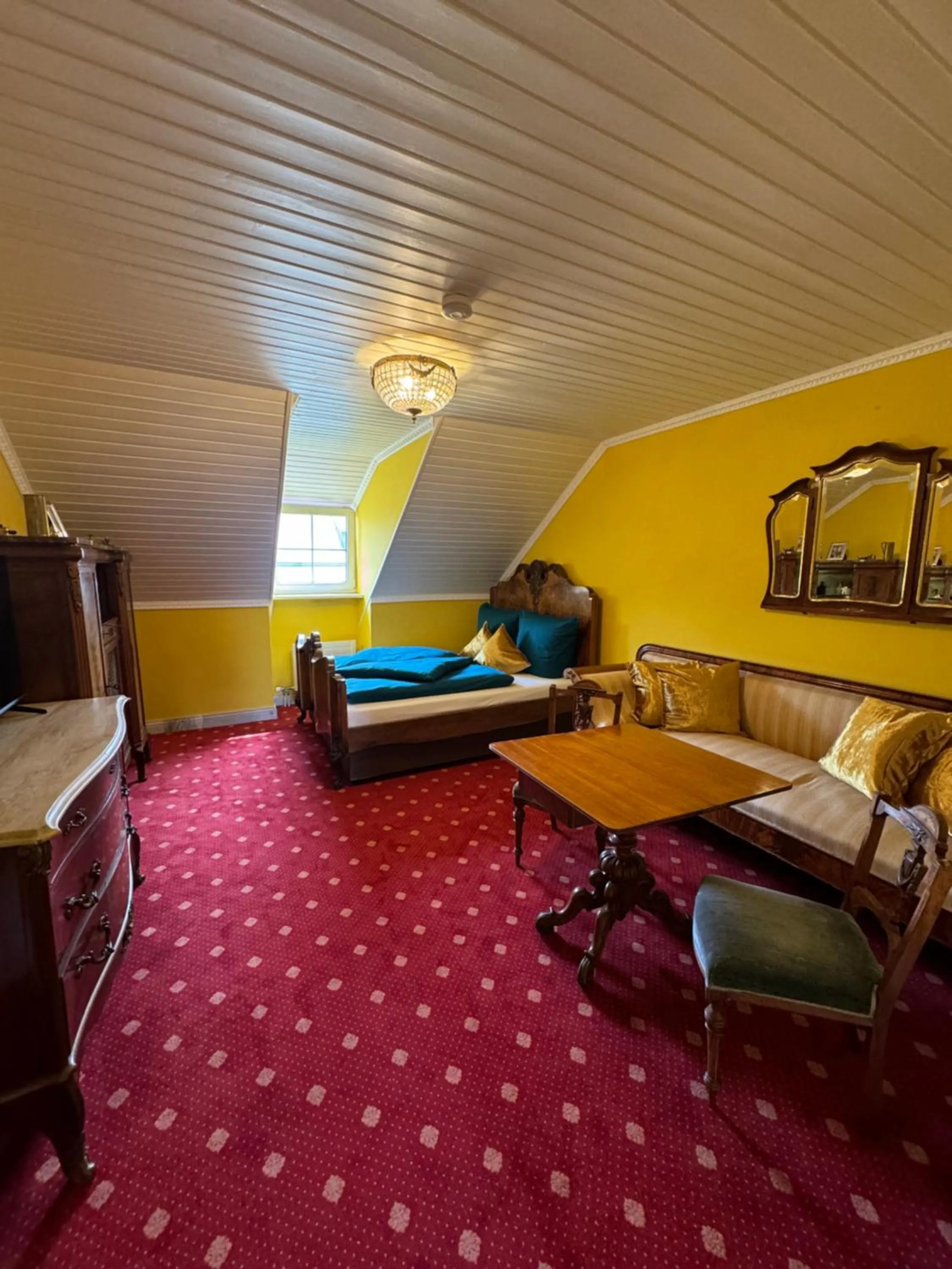 Photo of the whole room, Bed in Schloss Kirchham Appartement - & Wellnessanlage