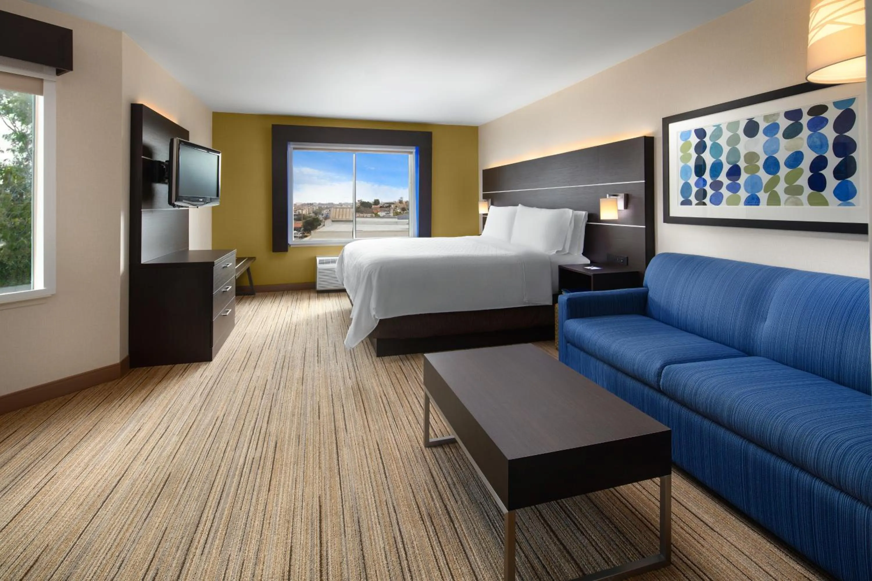 Living room, Bed in Holiday Inn Express Hotel & Suites Belmont by IHG